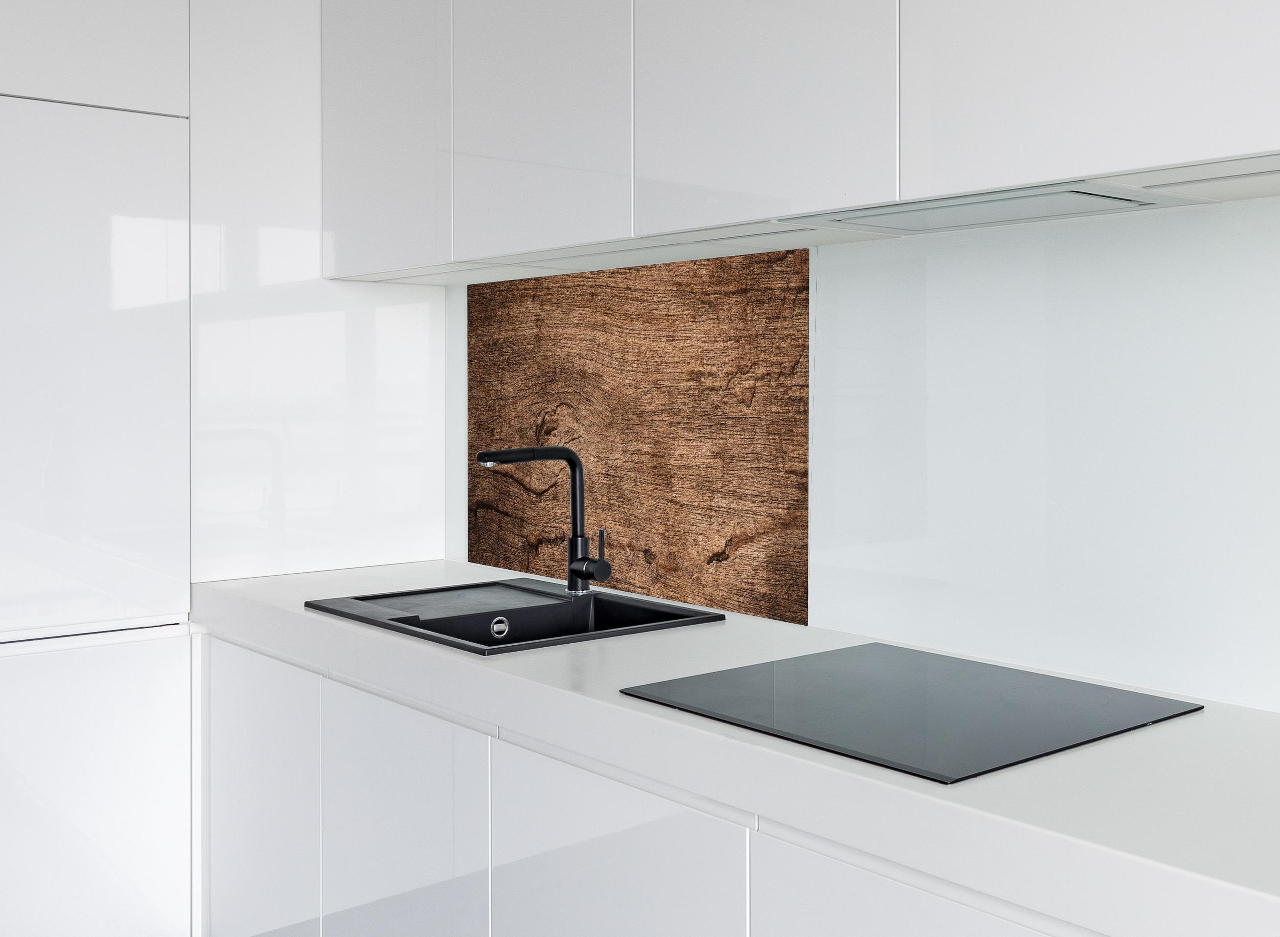 Spritzschutz - Dunkles verfallendes Holz hinter modernem schwarz-matten Spülbecken in weißer Hochglanz-Küche