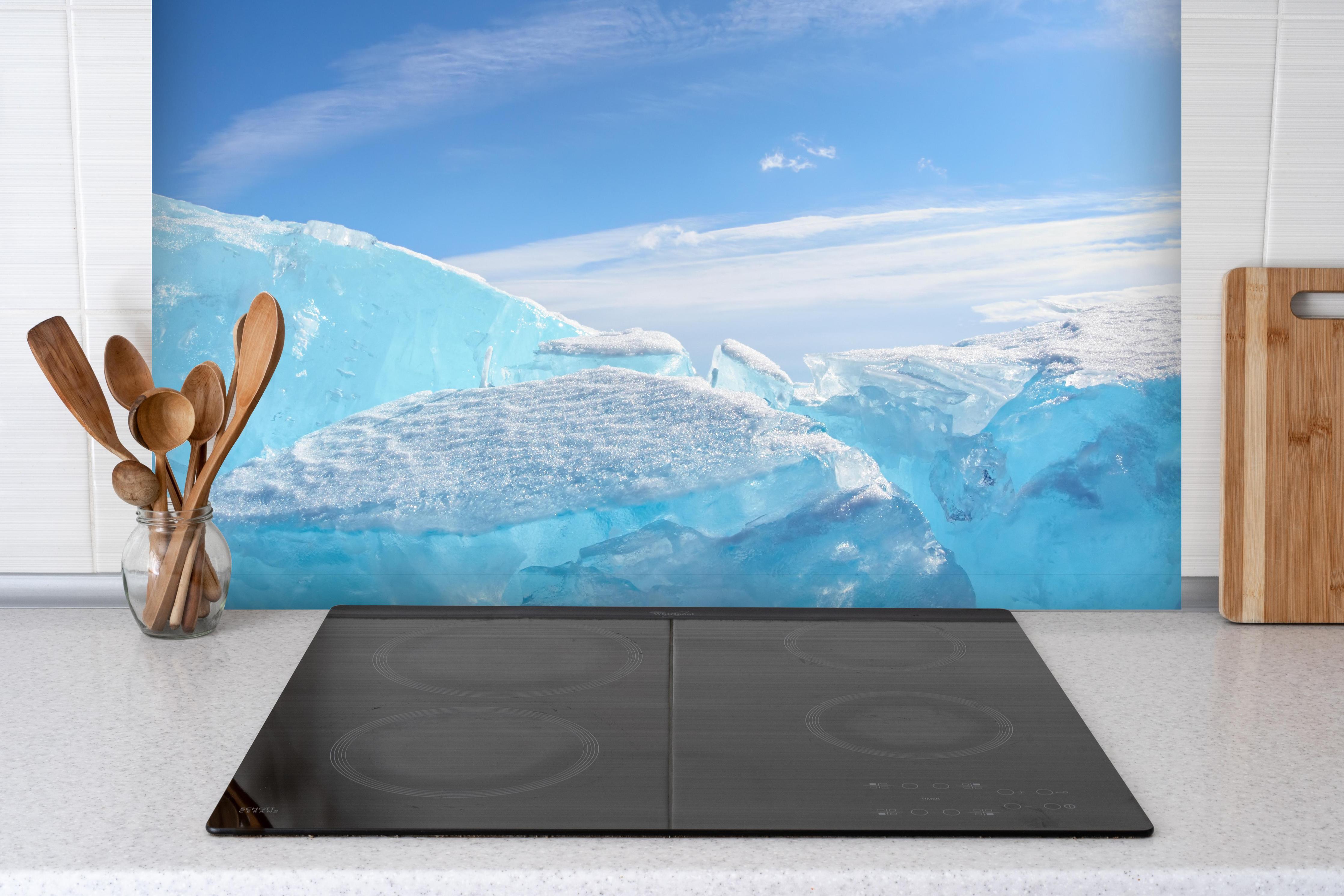 Spritzschutz - Eisriff am Baikalsee hinter einem Cerankochfeld zwischen Holz-Kochutensilien