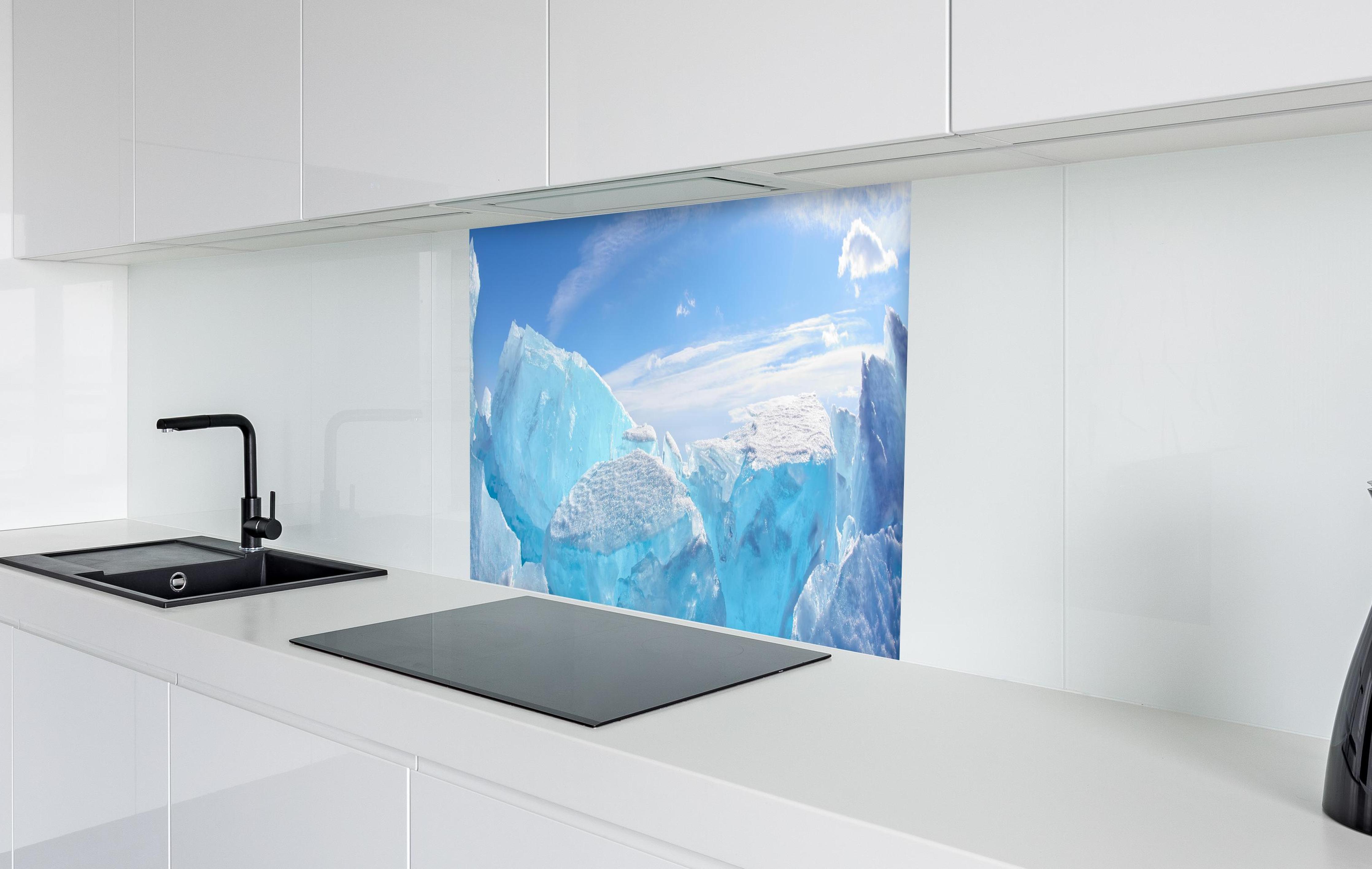 Spritzschutz - Eisriff am Baikalsee in weißer Hochglanz-Küche hinter einem Cerankochfeld