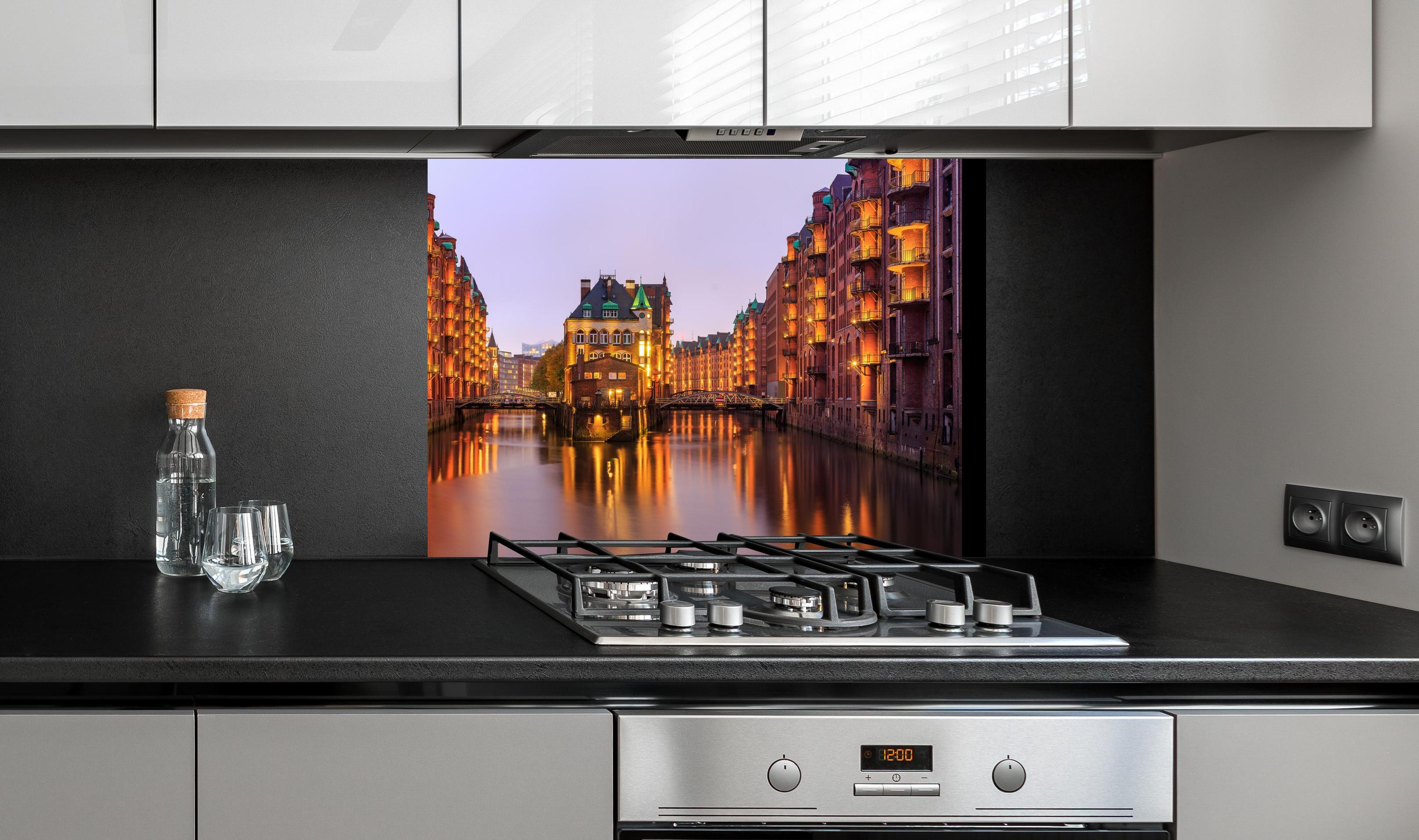 Spritzschutz - Elbe Hamburg im Nacht an edler Anthrazit-Wand hinter silbernem Gasherd