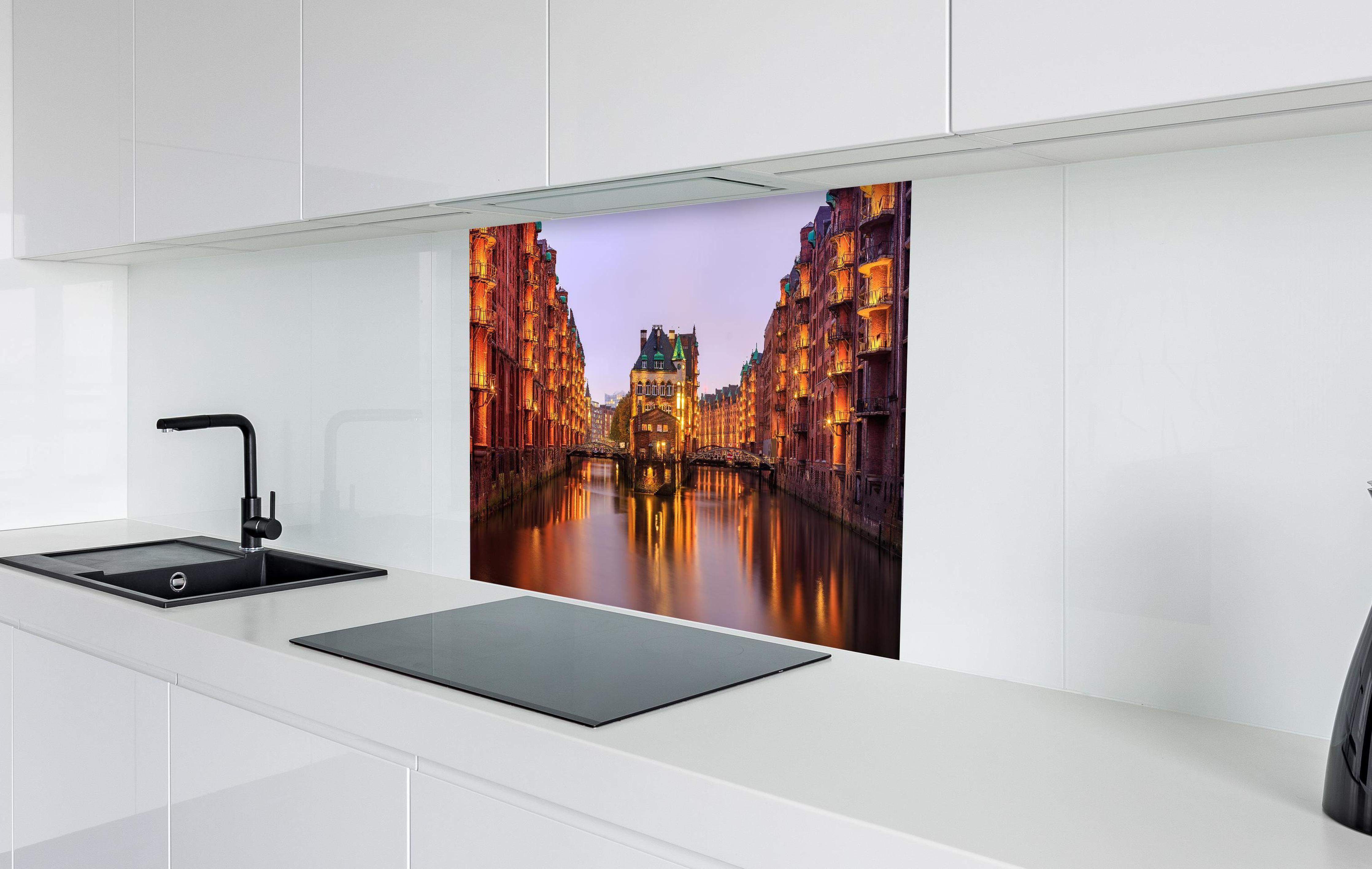 Spritzschutz - Elbe Hamburg im Nacht in weißer Hochglanz-Küche hinter einem Cerankochfeld