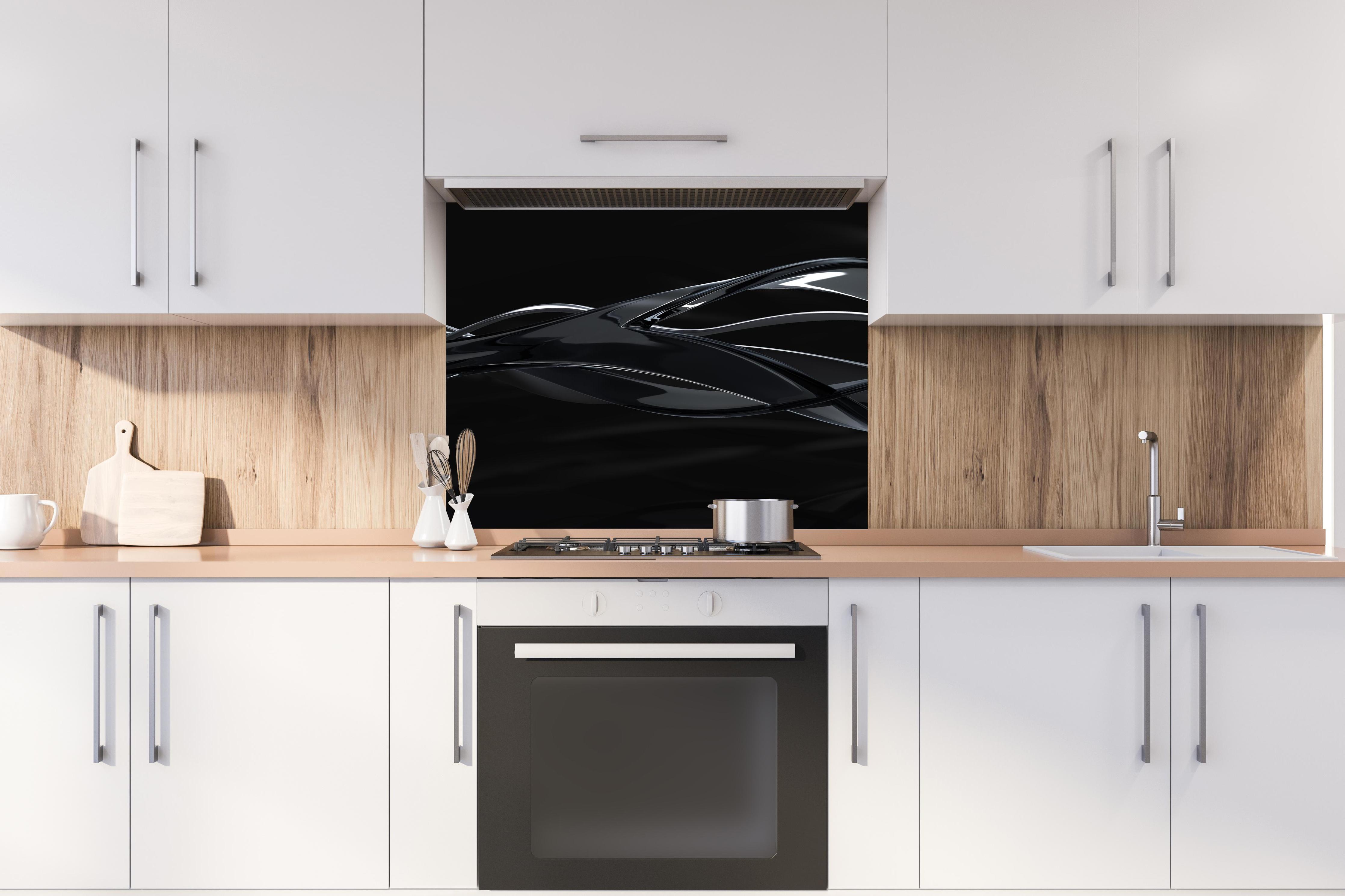Spritzschutz - Elegant fließende Bewegung hinter stilvollem Gasherd unter Dunstabzugshaube
