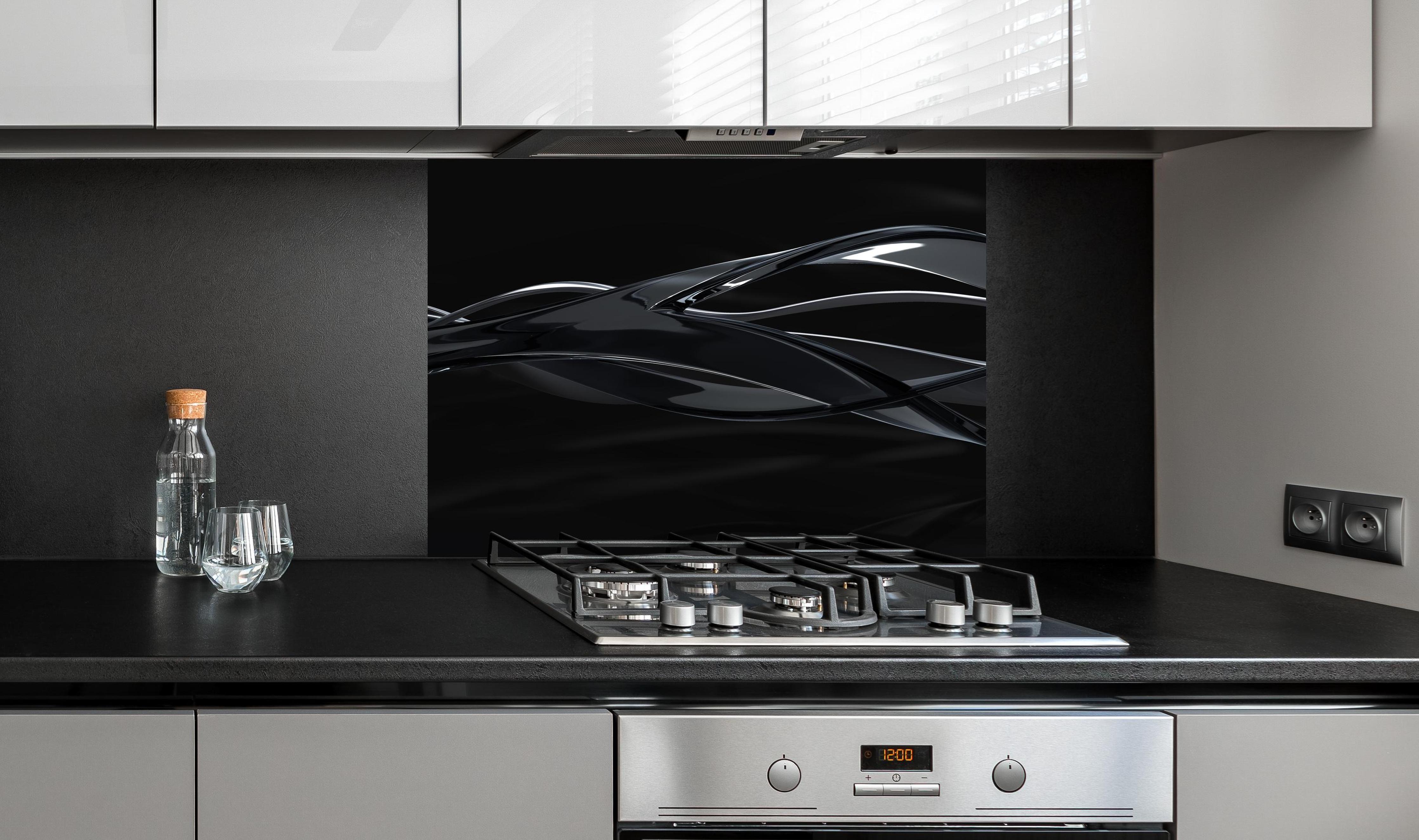 Spritzschutz - Elegant fließende Bewegung an edler Anthrazit-Wand hinter silbernem Gasherd