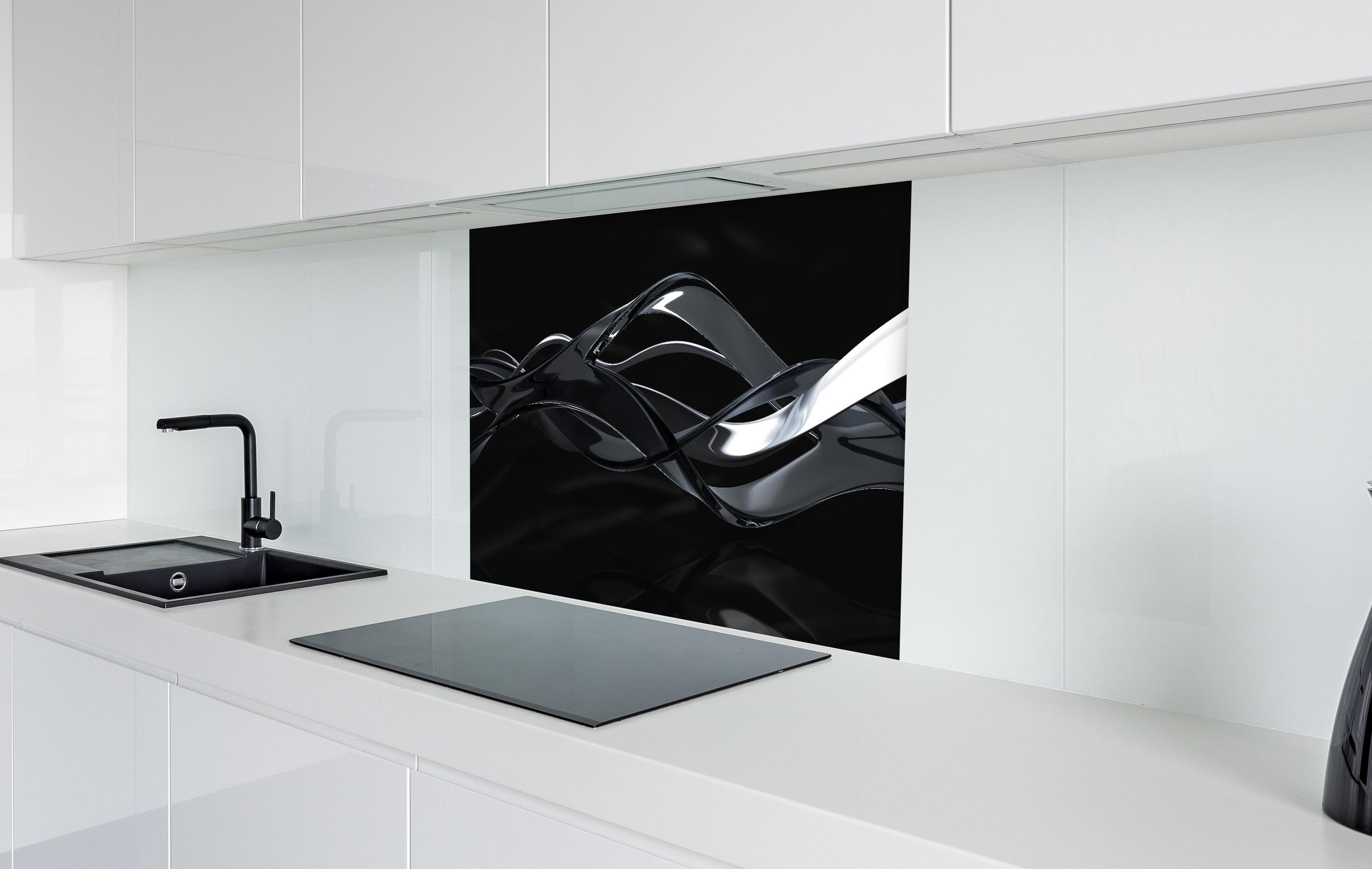 Spritzschutz - Elegant fließende Bewegung in weißer Hochglanz-Küche hinter einem Cerankochfeld