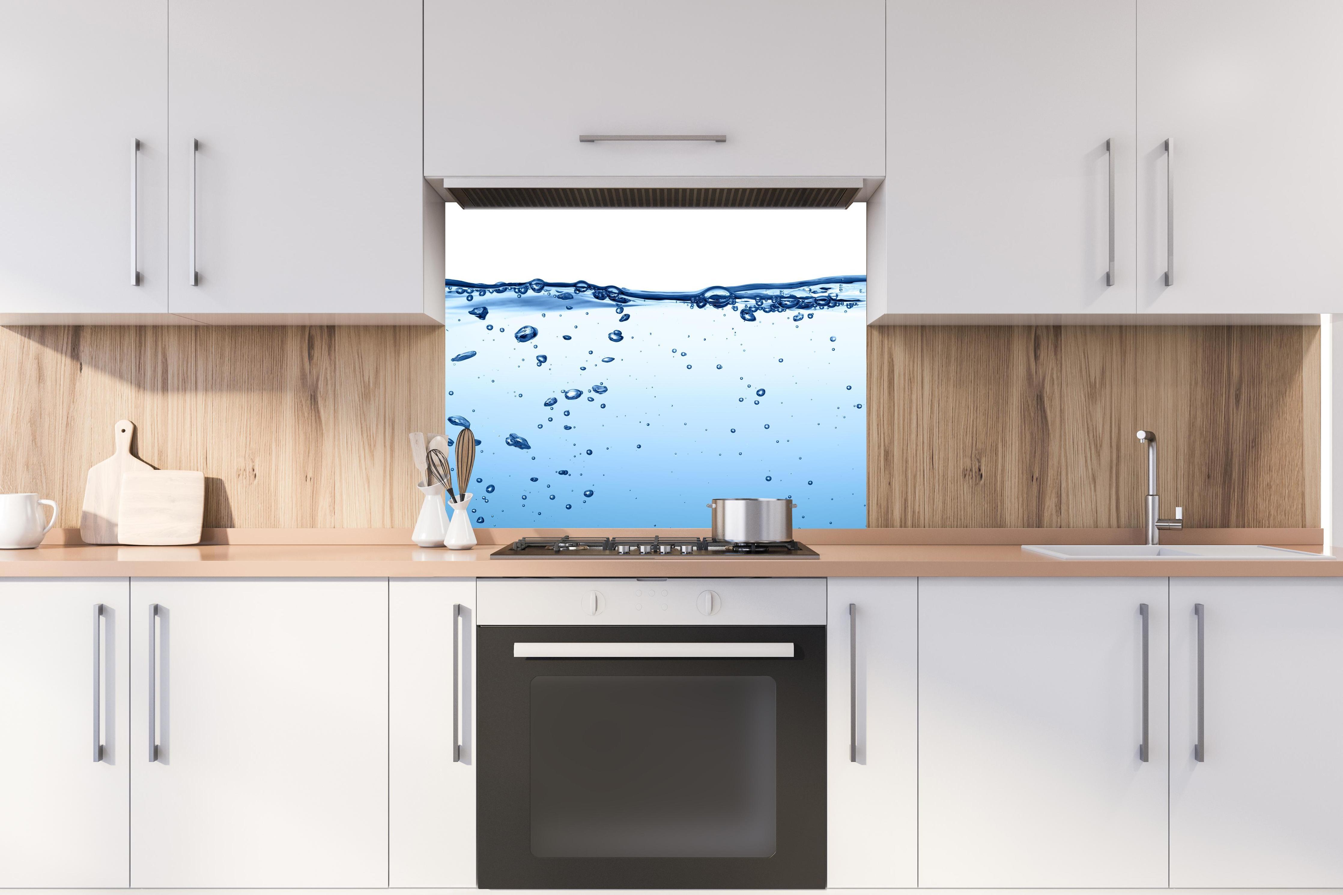 Spritzschutz - Energie des Wassers hinter stilvollem Gasherd unter Dunstabzugshaube