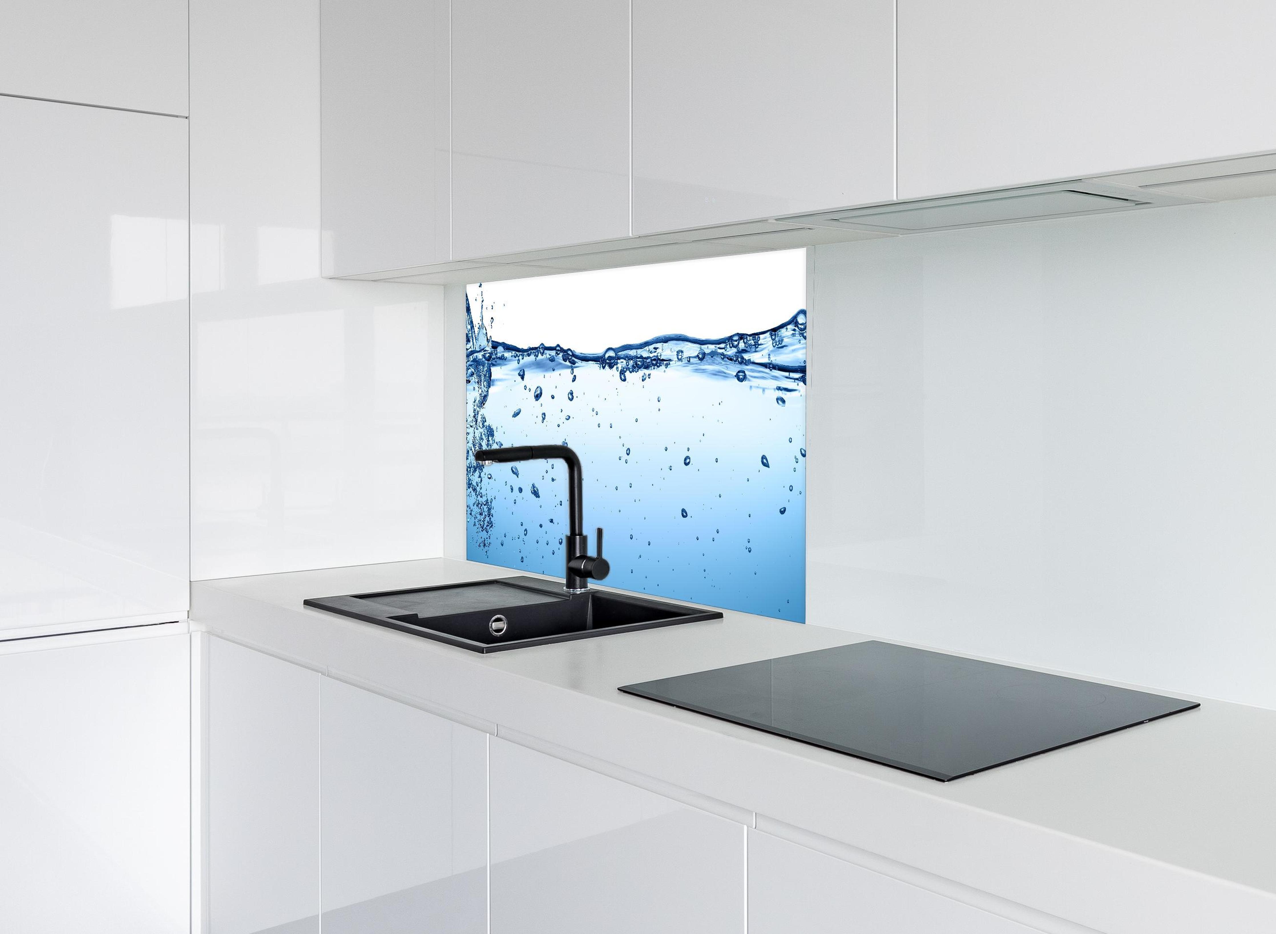 Spritzschutz - Energie des Wassers hinter modernem schwarz-matten Spülbecken in weißer Hochglanz-Küche