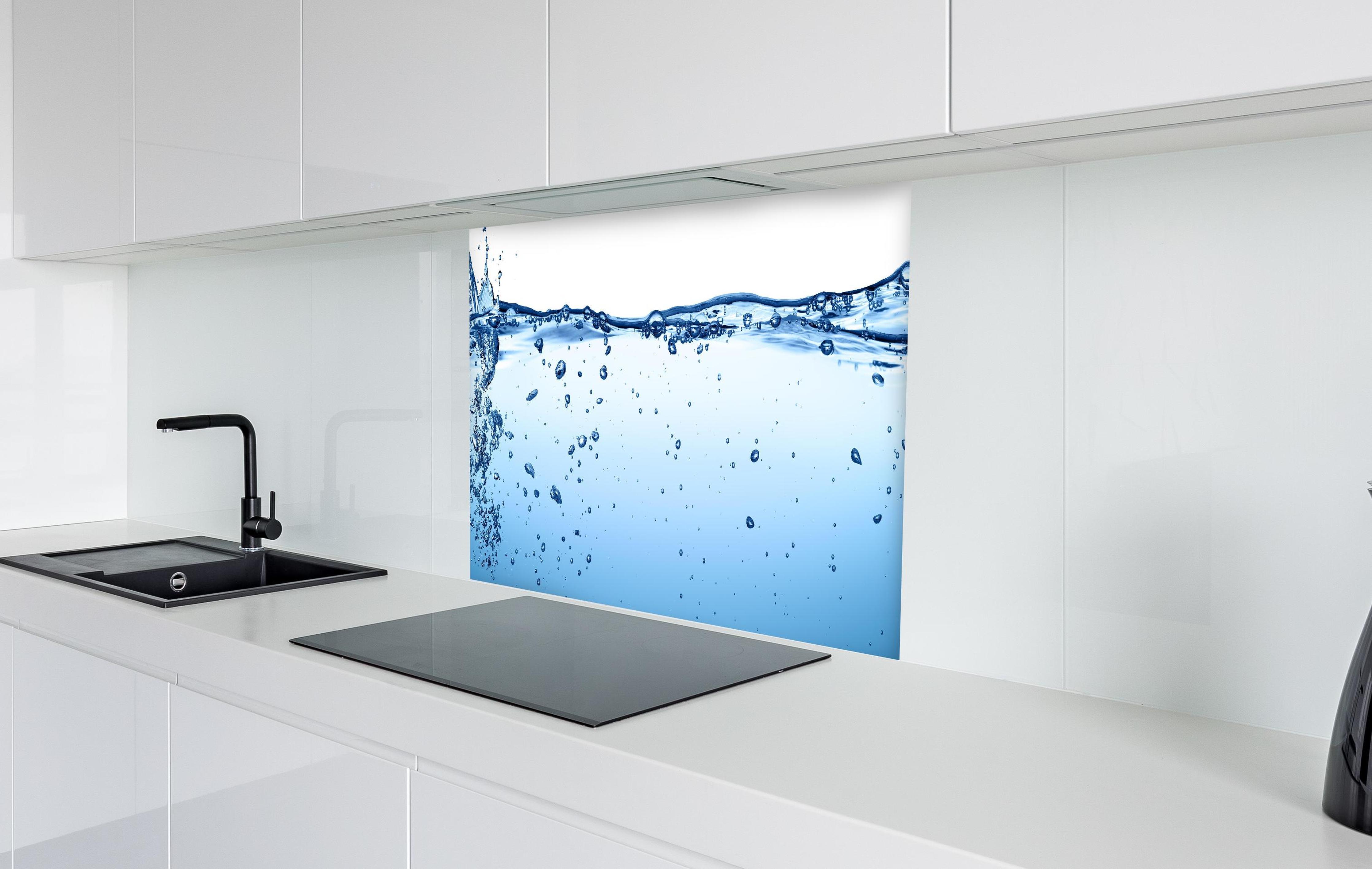 Spritzschutz - Energie des Wassers in weißer Hochglanz-Küche hinter einem Cerankochfeld