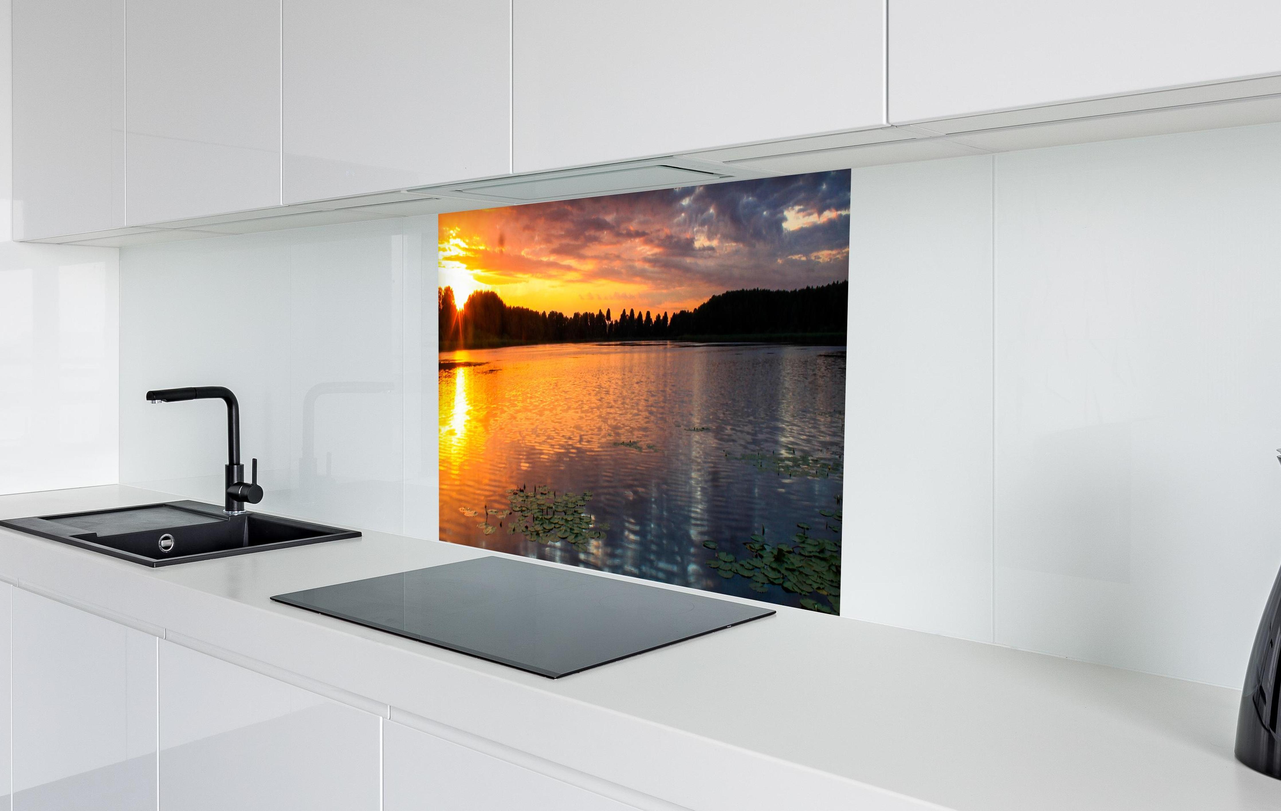 Spritzschutz - Epischer Sonnenuntergang über See in weißer Hochglanz-Küche hinter einem Cerankochfeld