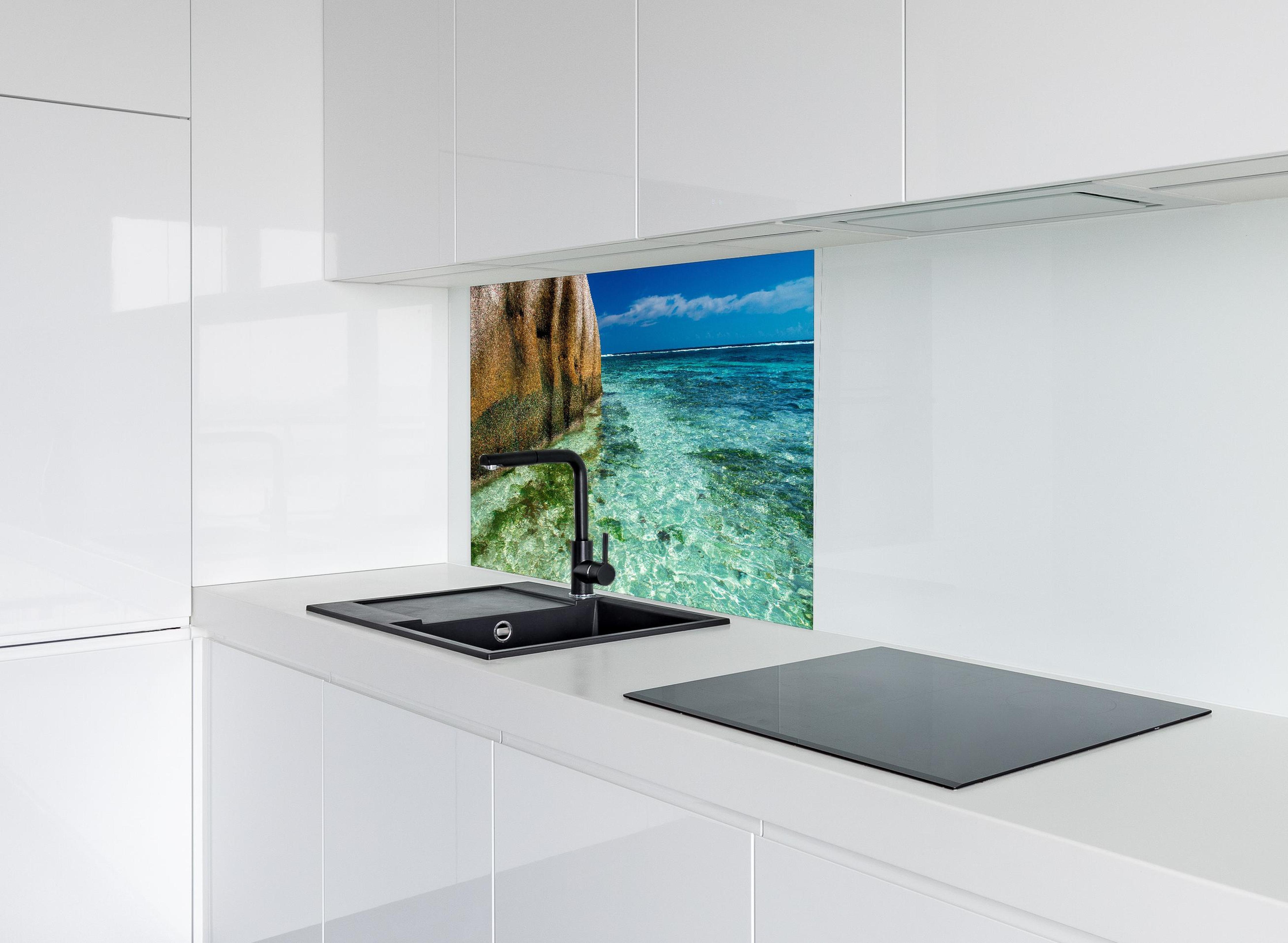 Spritzschutz - Erstaunliche Felsen am Strand Source d'Argent hinter modernem schwarz-matten Spülbecken in weißer Hochglanz-Küche
