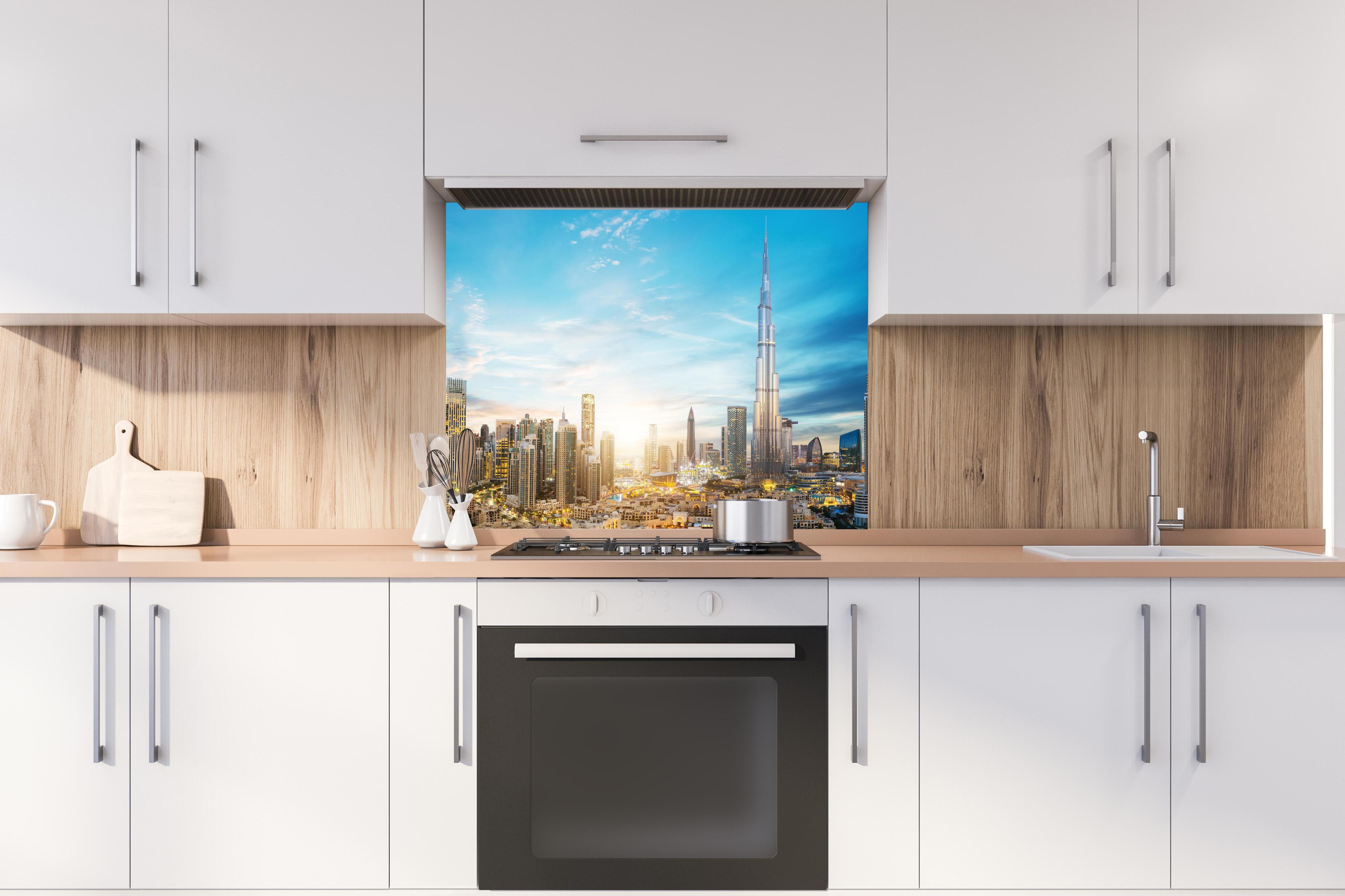 Spritzschutz - Erstaunlicher Panoramablick auf Dubai hinter stilvollem Gasherd unter Dunstabzugshaube