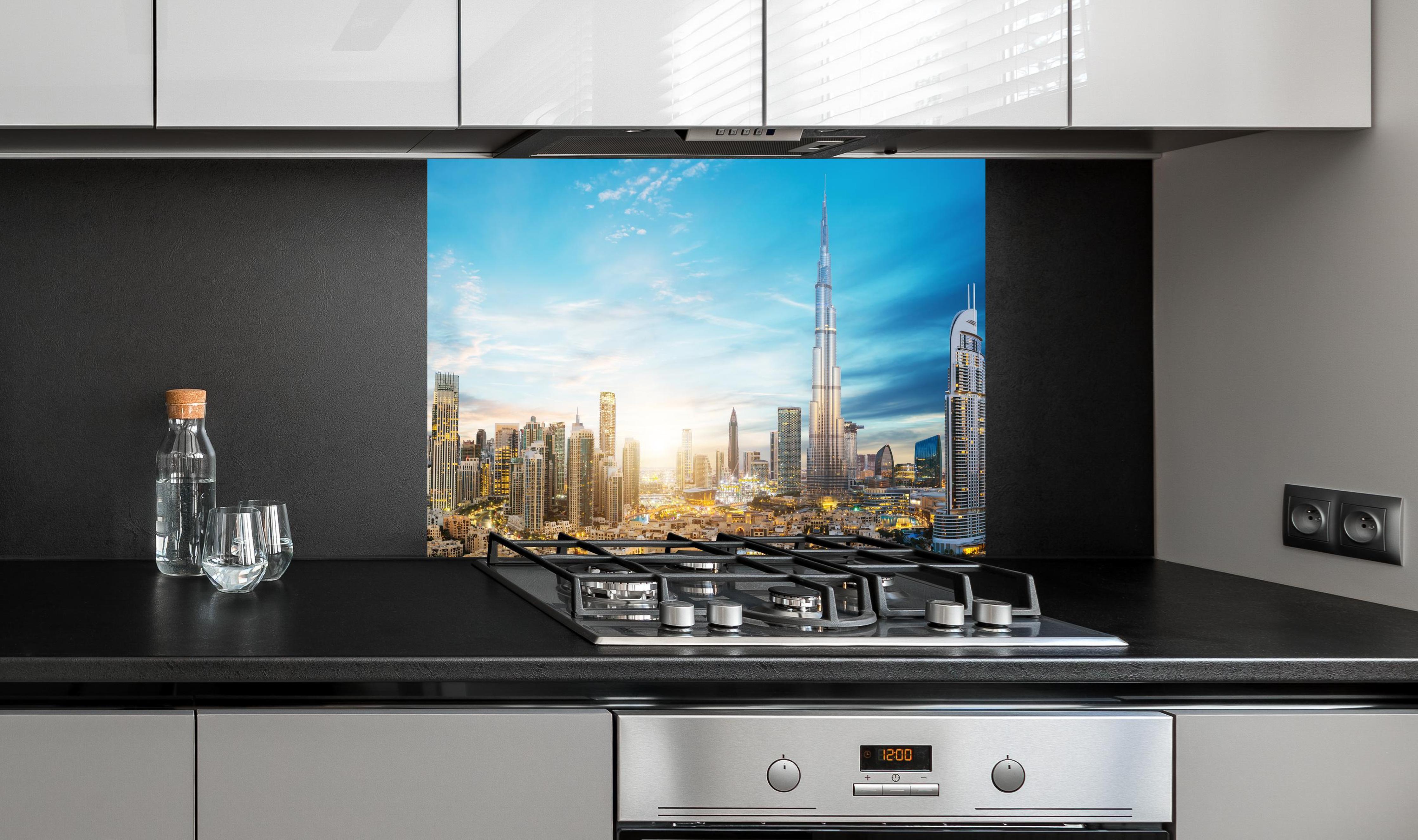 Spritzschutz - Erstaunlicher Panoramablick auf Dubai an edler Anthrazit-Wand hinter silbernem Gasherd
