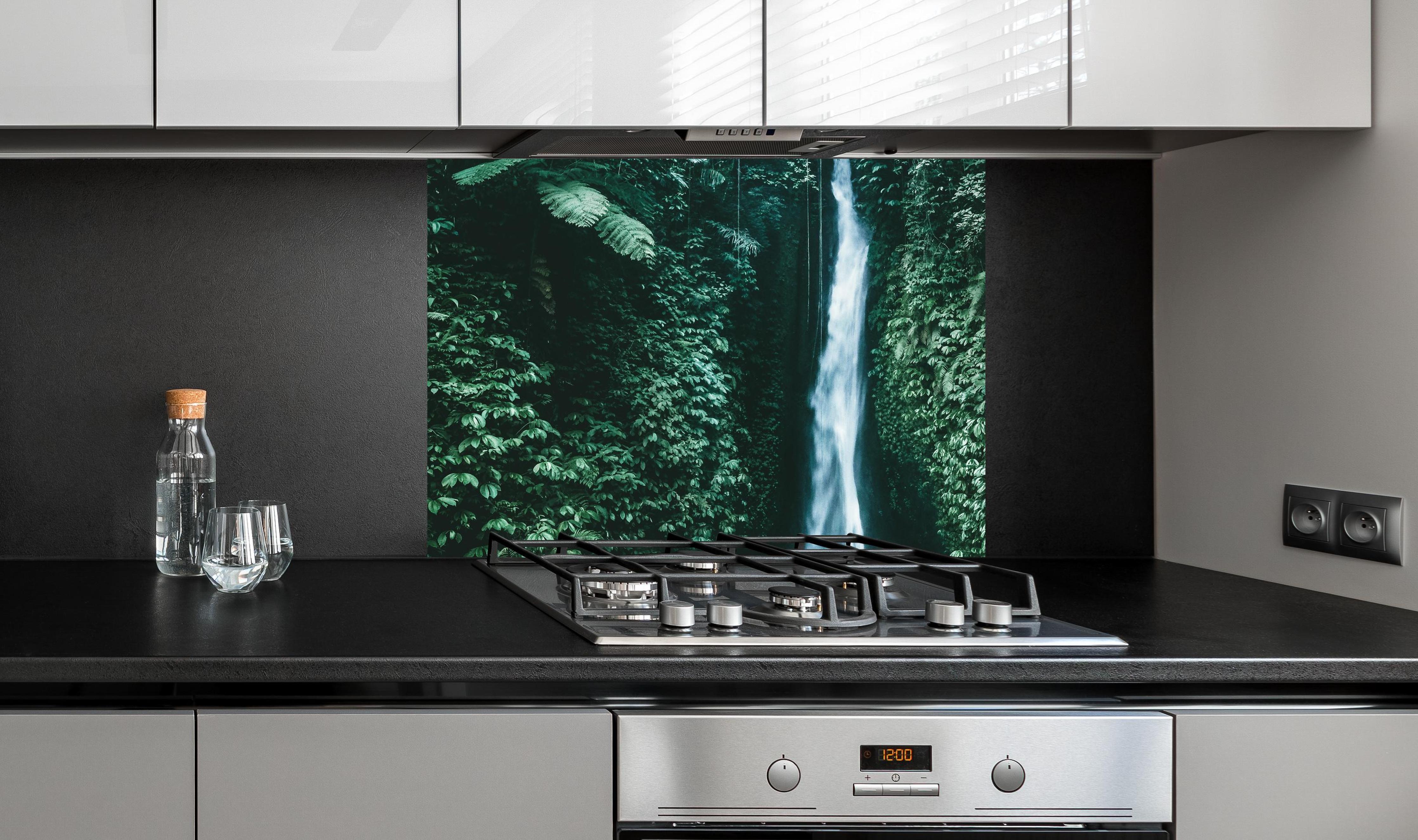 Spritzschutz - Erstaunlicher Wasserfall auf Bali an edler Anthrazit-Wand hinter silbernem Gasherd