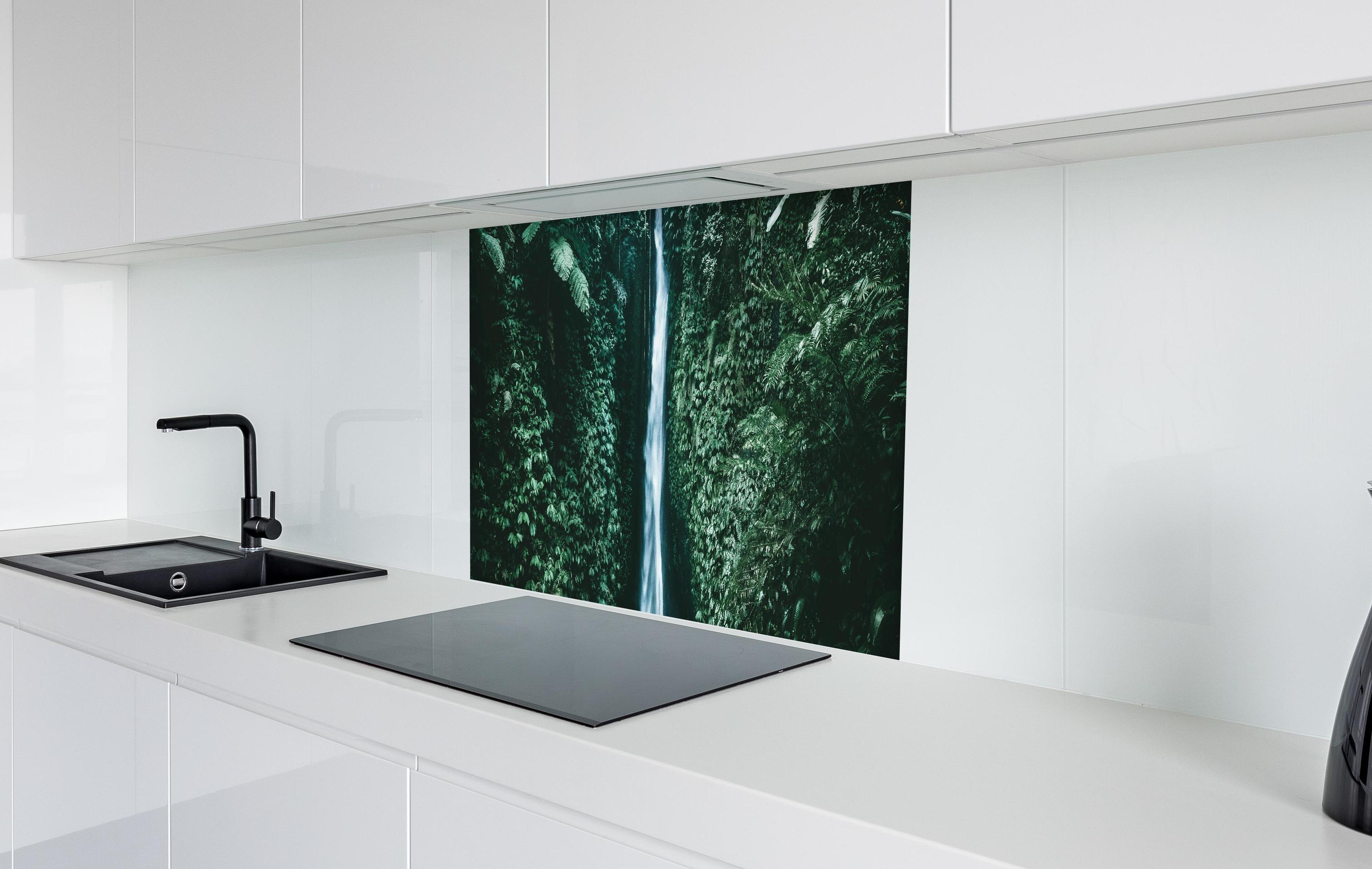 Spritzschutz - Erstaunlicher Wasserfall auf Bali in weißer Hochglanz-Küche hinter einem Cerankochfeld