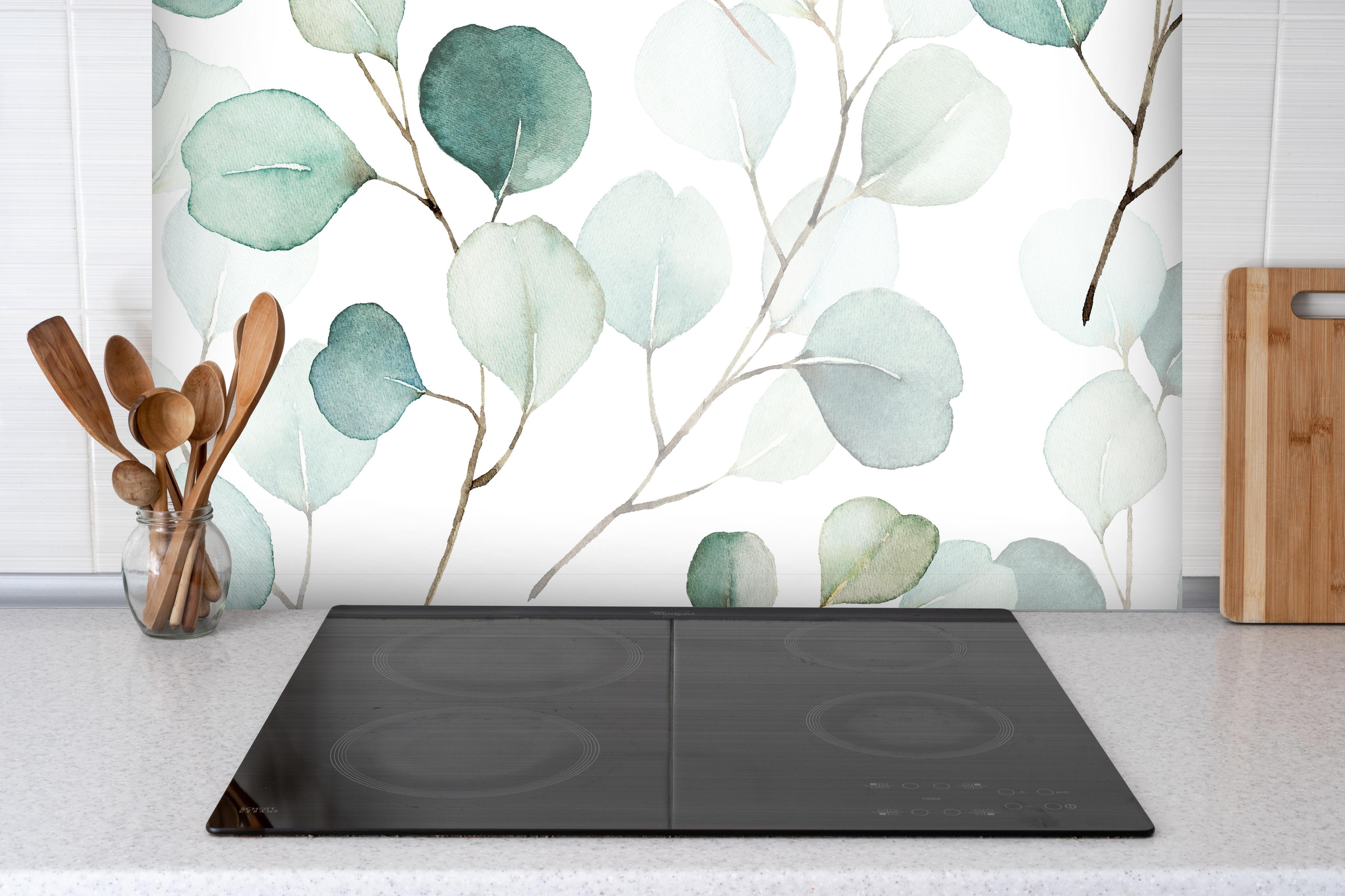 Spritzschutz - Eukalyptus Aquarell hinter einem Cerankochfeld zwischen Holz-Kochutensilien