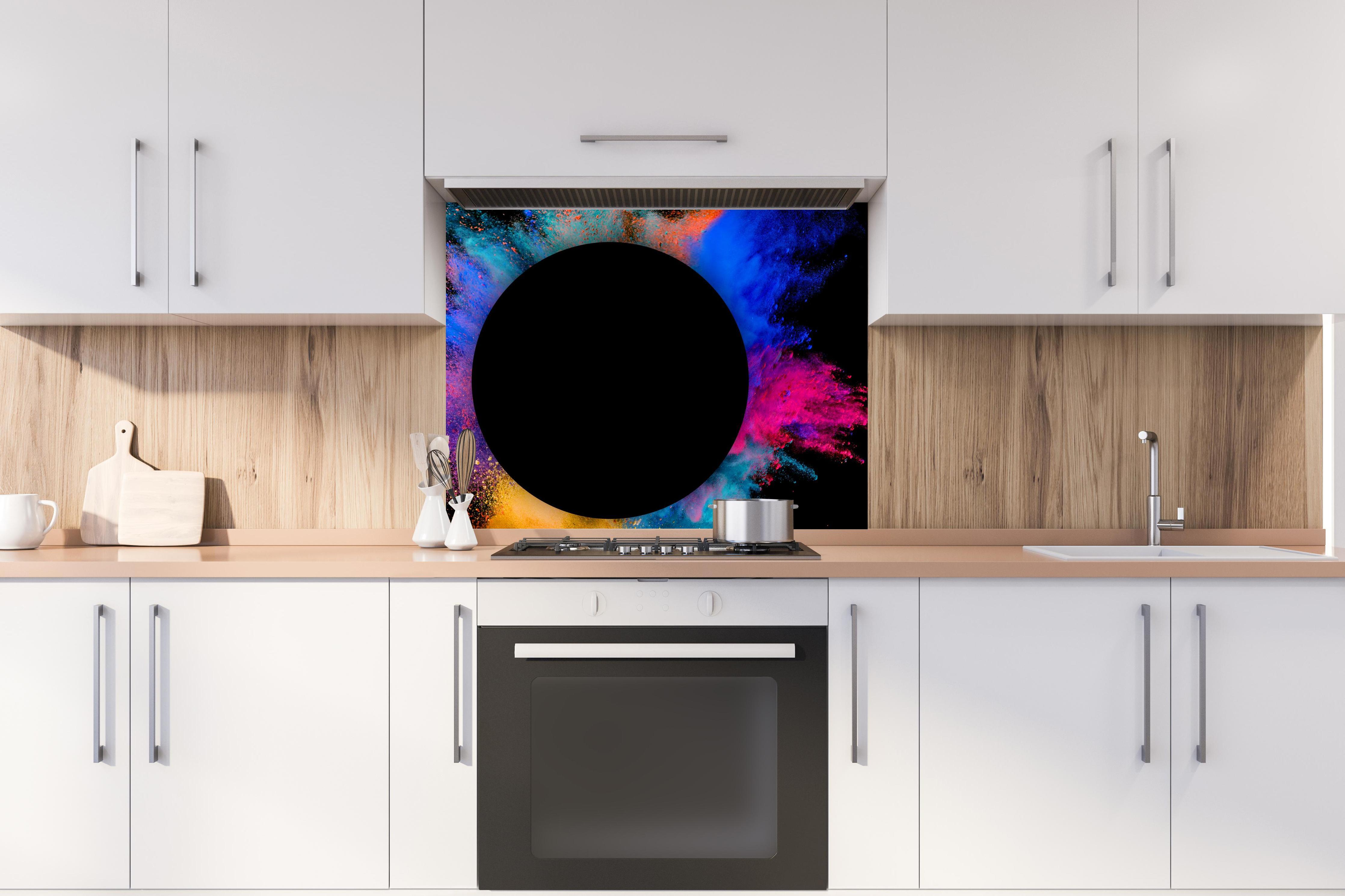 Spritzschutz - Explosion von farbigem Pulver mit schwarzem Kreis hinter stilvollem Gasherd unter Dunstabzugshaube