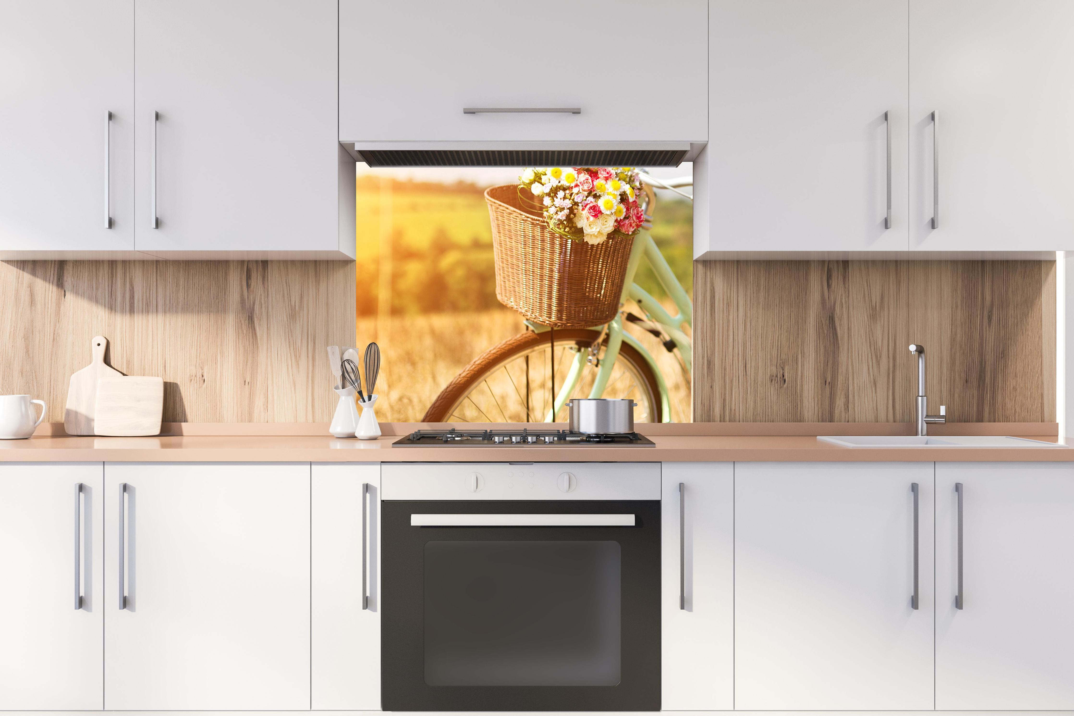 Spritzschutz - Fahrrad mit Blumenkorb auf Wiese hinter stilvollem Gasherd unter Dunstabzugshaube