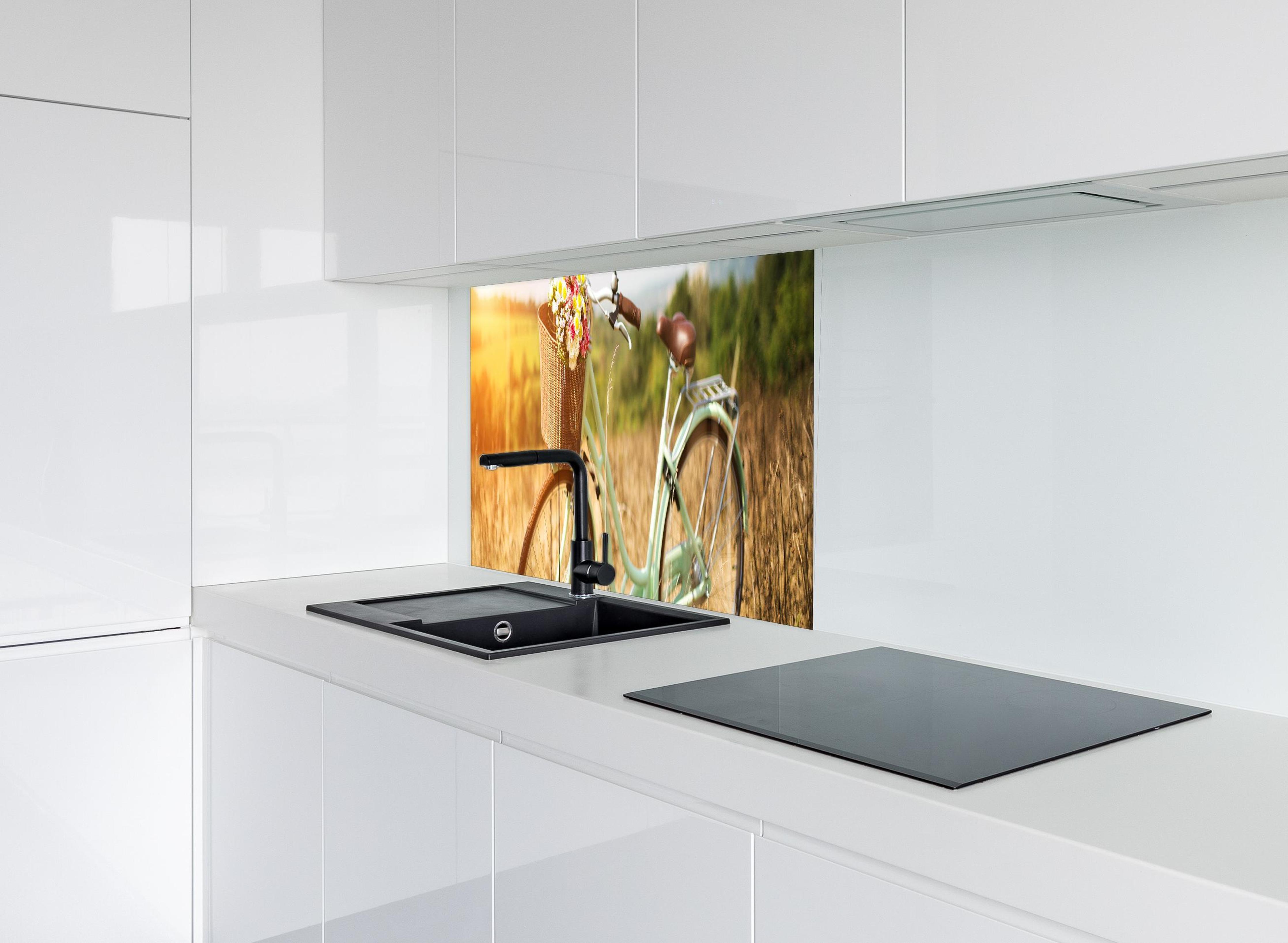 Spritzschutz - Fahrrad mit Blumenkorb auf Wiese hinter modernem schwarz-matten Spülbecken in weißer Hochglanz-Küche