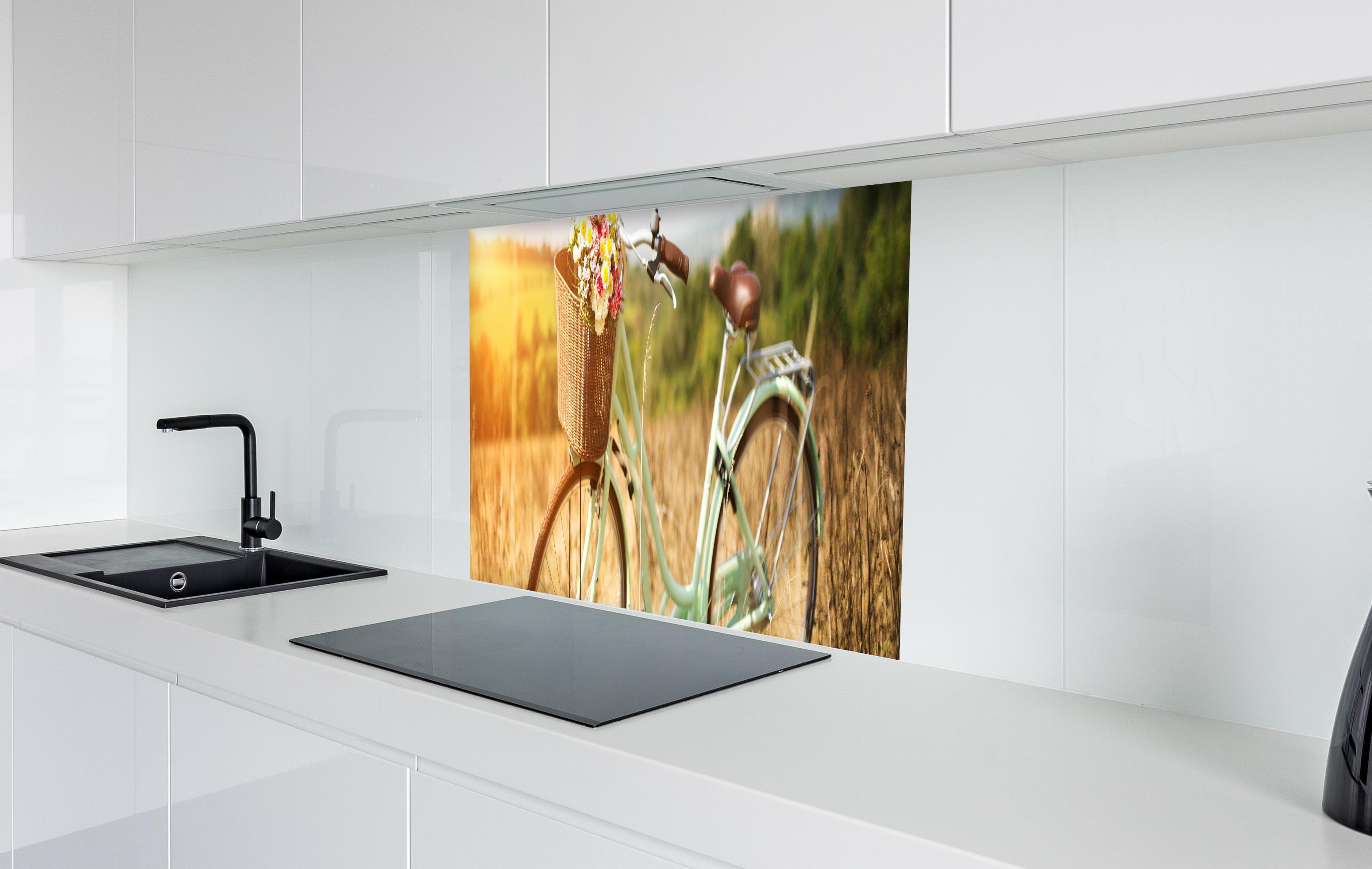 Spritzschutz - Fahrrad mit Blumenkorb auf Wiese in weißer Hochglanz-Küche hinter einem Cerankochfeld