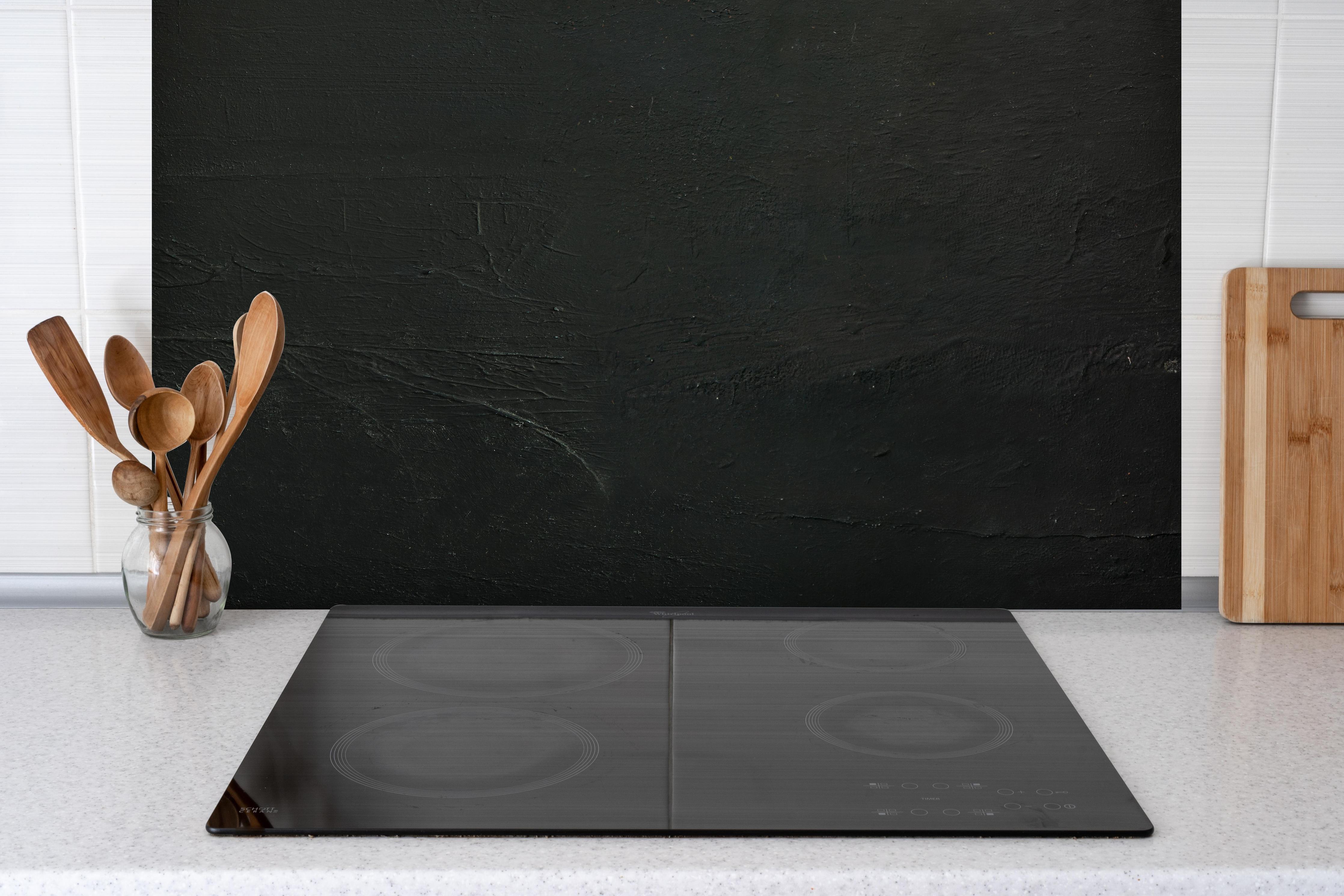 Spritzschutz - Fast Food und gesunde Ernährung hinter einem Cerankochfeld zwischen Holz-Kochutensilien