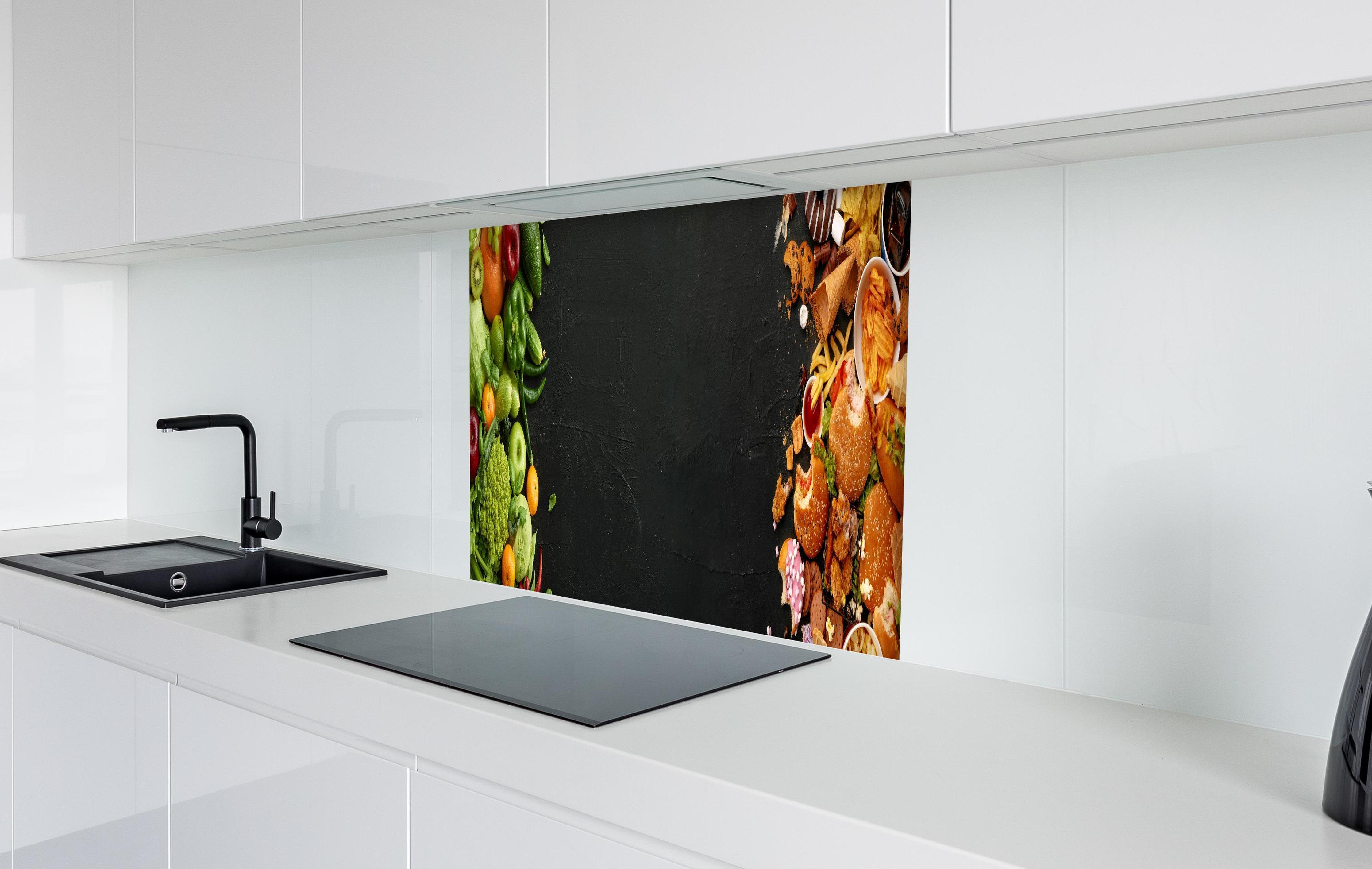 Spritzschutz - Fast Food und gesunde Ernährung in weißer Hochglanz-Küche hinter einem Cerankochfeld