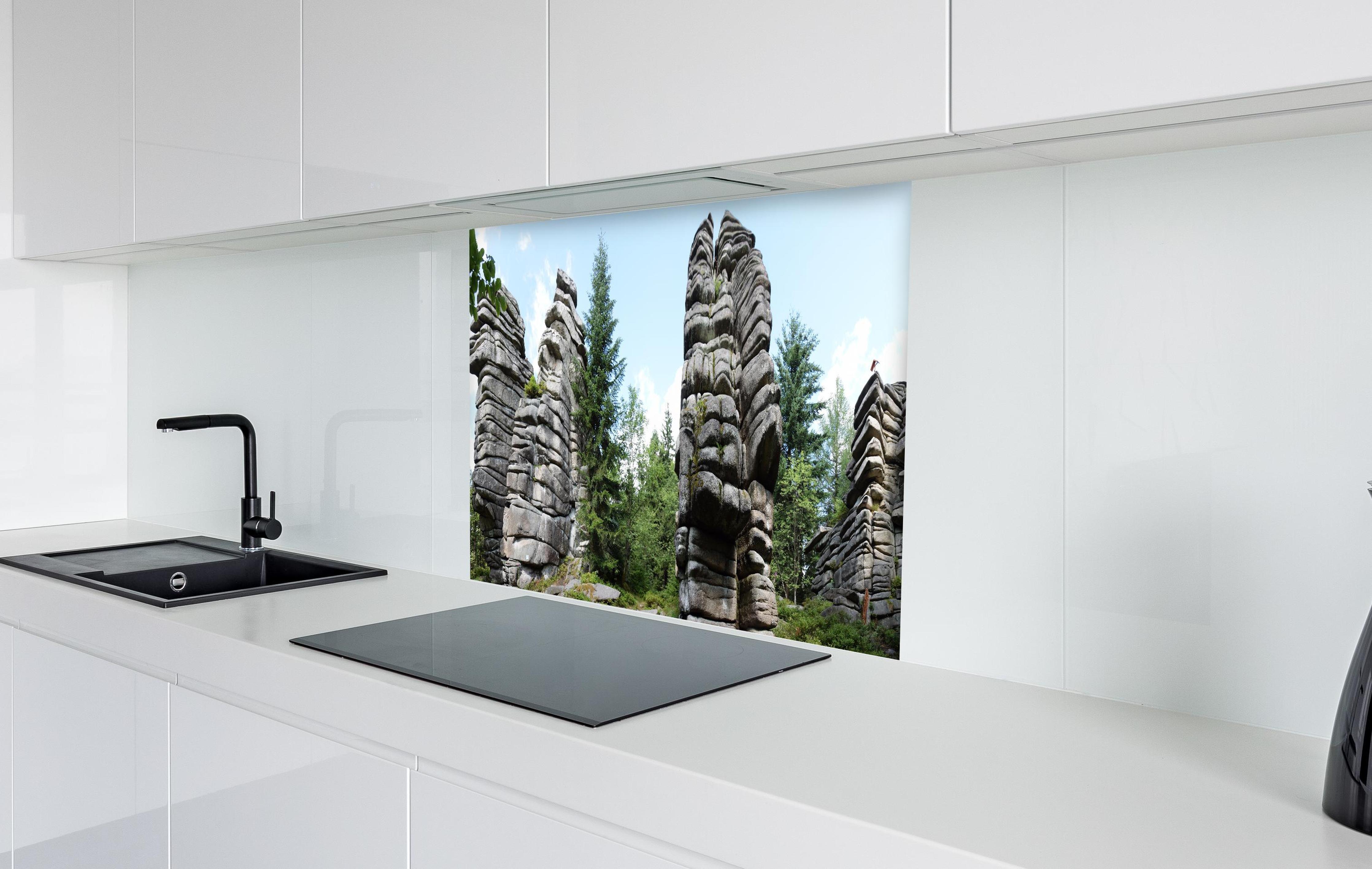 Spritzschutz - Fichtelgebirge - Drei Brüder in weißer Hochglanz-Küche hinter einem Cerankochfeld