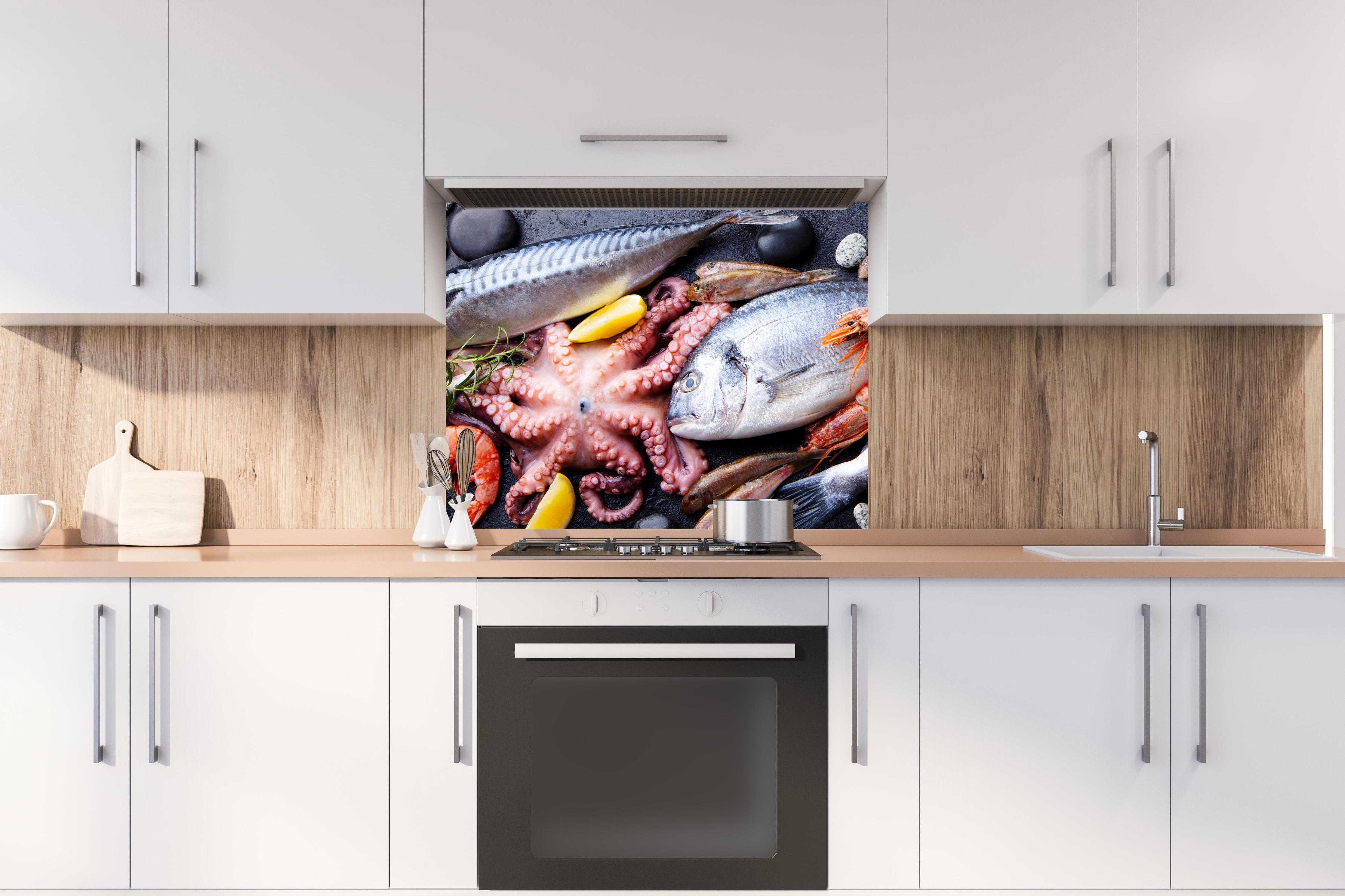 Spritzschutz - Fische & Meeresfrüchte auf Schieferstein hinter stilvollem Gasherd unter Dunstabzugshaube