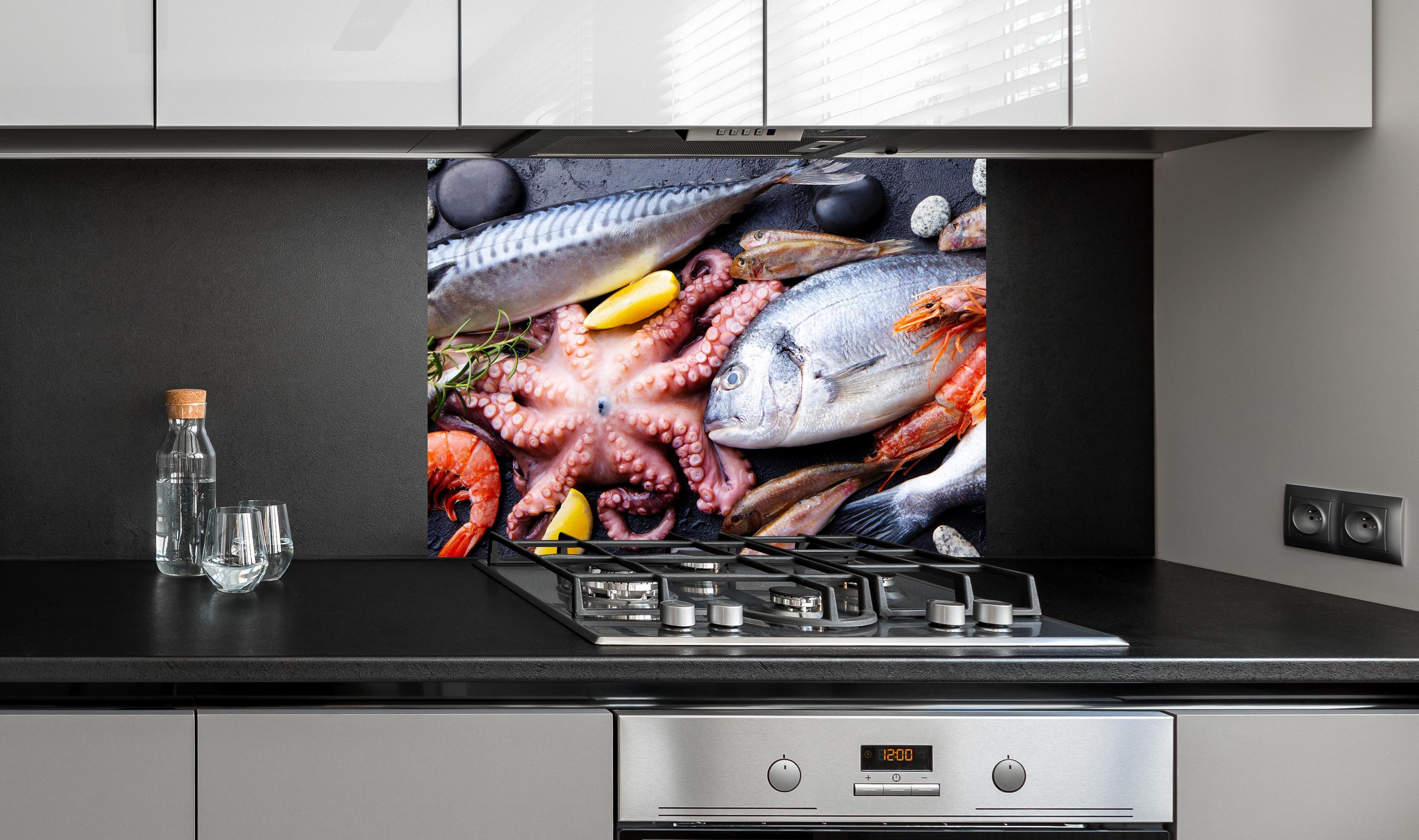 Spritzschutz - Fische & Meeresfrüchte auf Schieferstein an edler Anthrazit-Wand hinter silbernem Gasherd