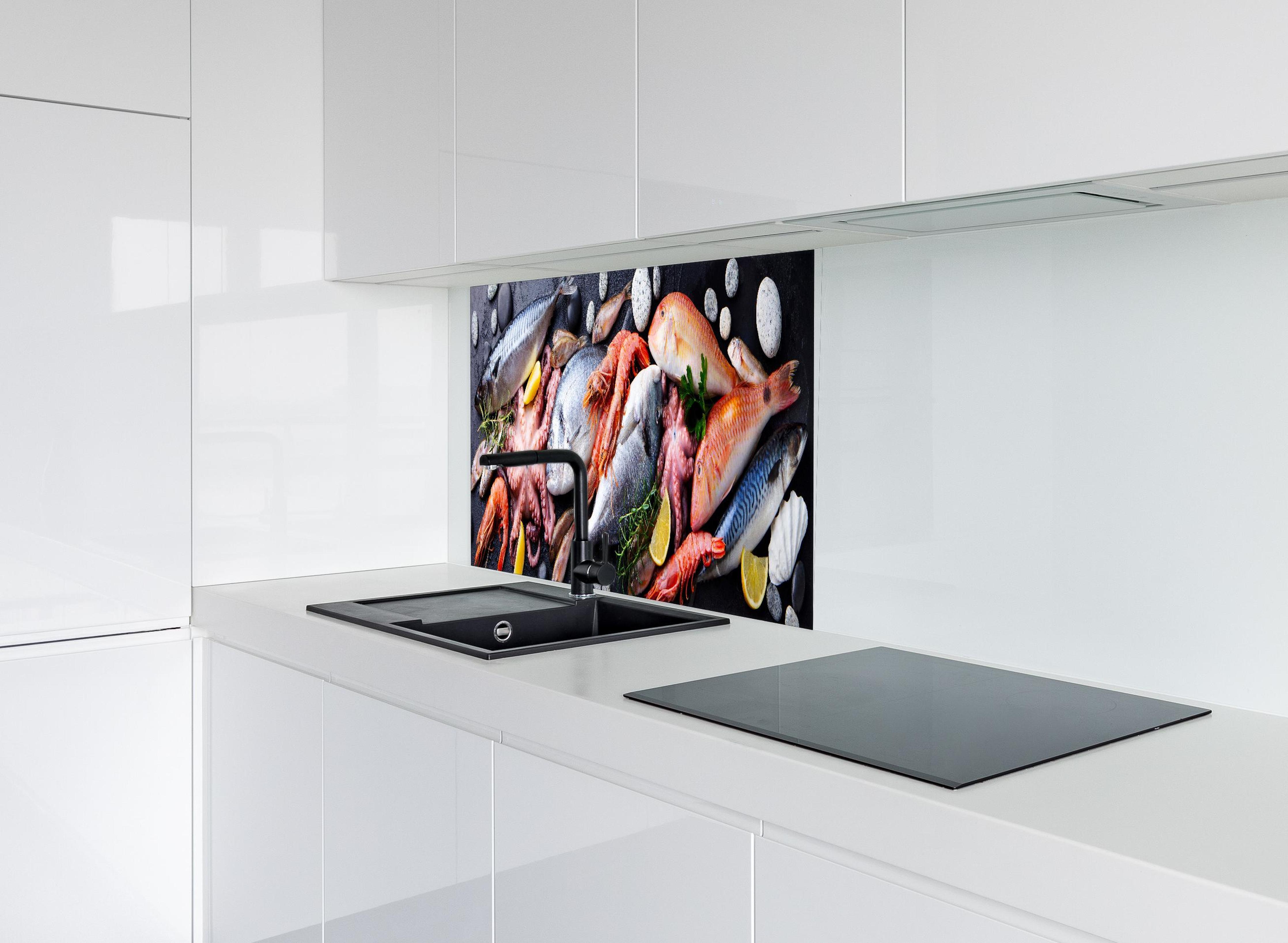 Spritzschutz - Fische & Meeresfrüchte auf Schieferstein hinter modernem schwarz-matten Spülbecken in weißer Hochglanz-Küche