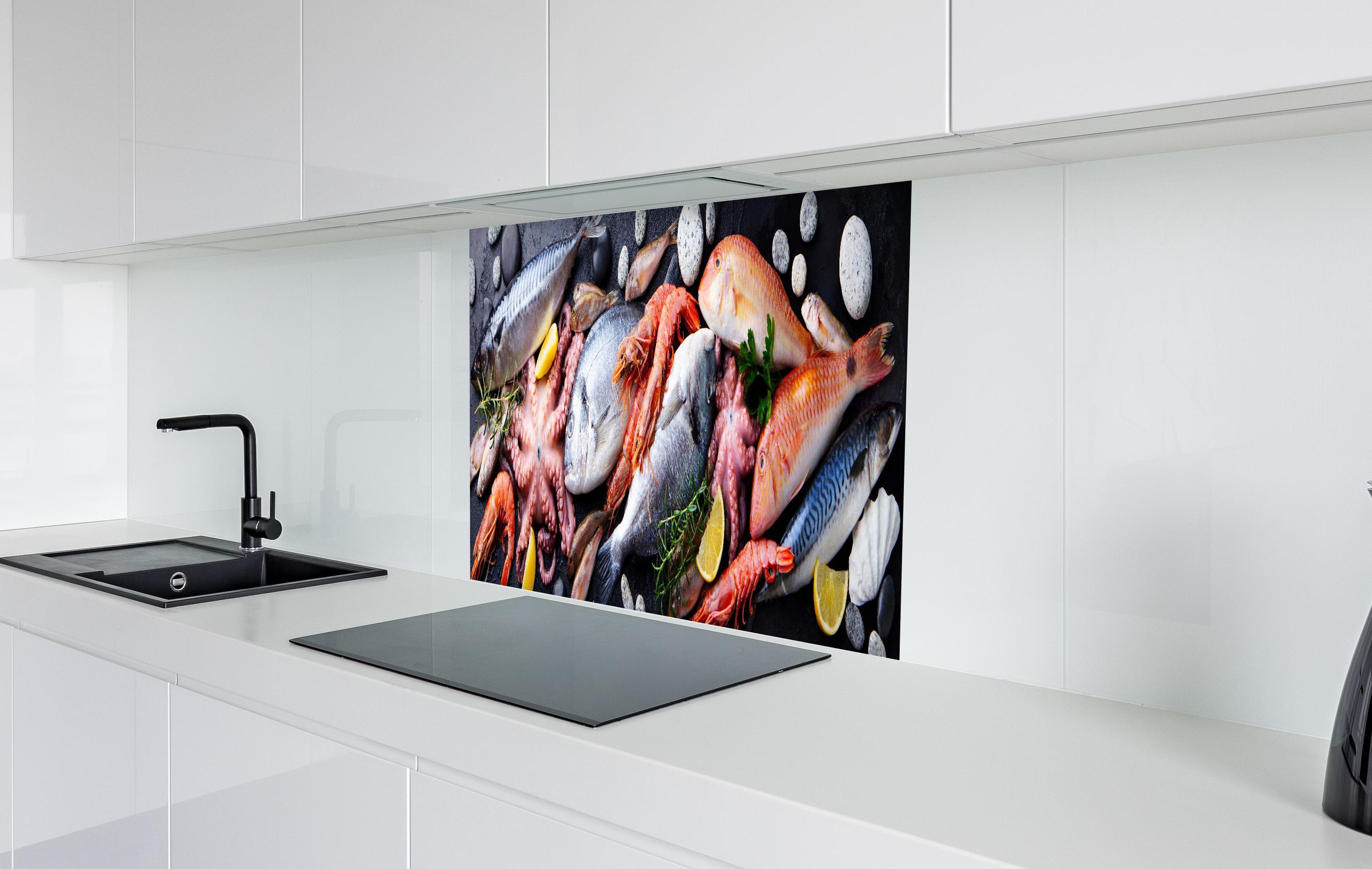 Spritzschutz - Fische & Meeresfrüchte auf Schieferstein in weißer Hochglanz-Küche hinter einem Cerankochfeld