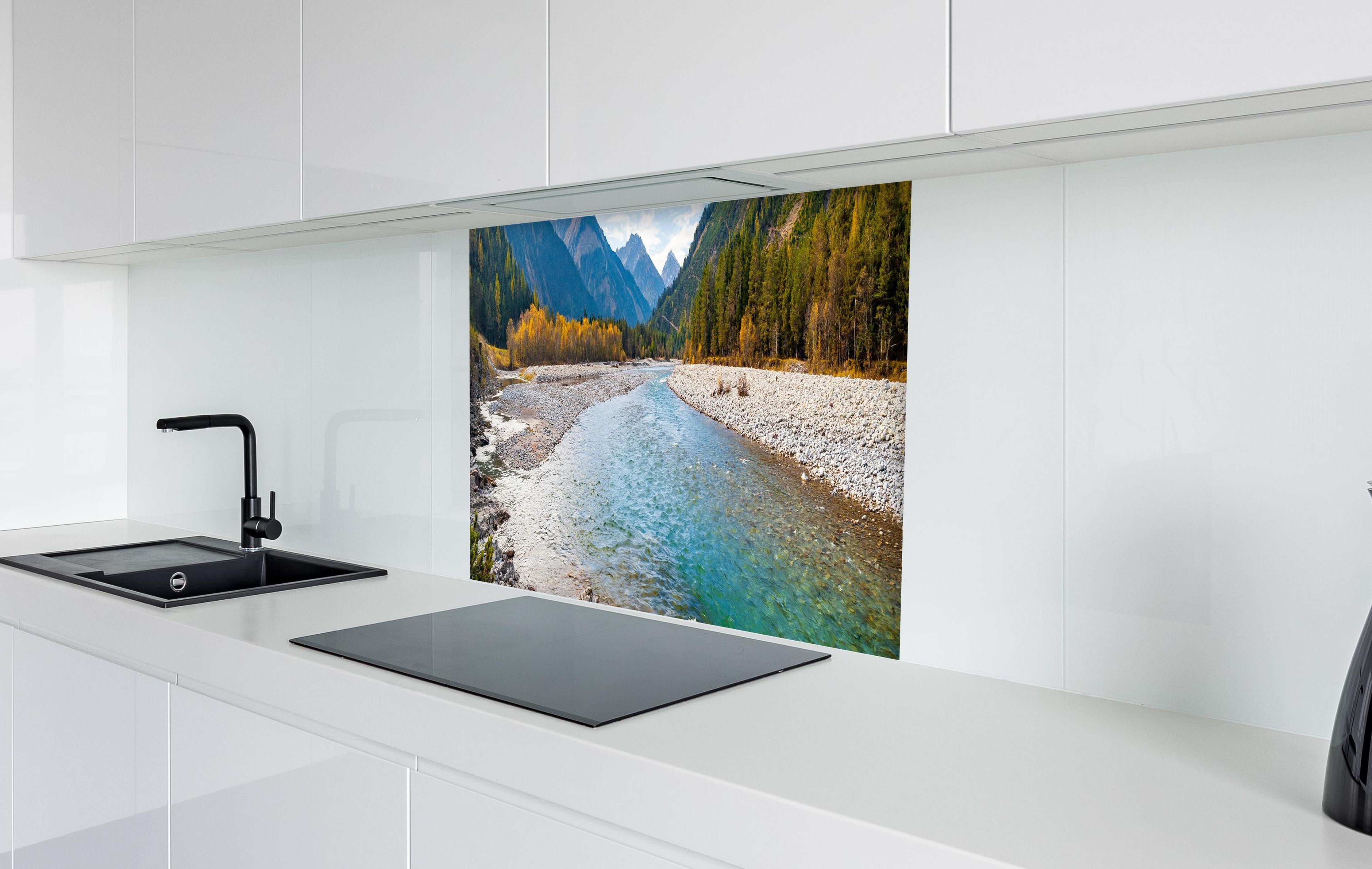 Spritzschutz - Fluss durch die Alpen im Herbst in weißer Hochglanz-Küche hinter einem Cerankochfeld