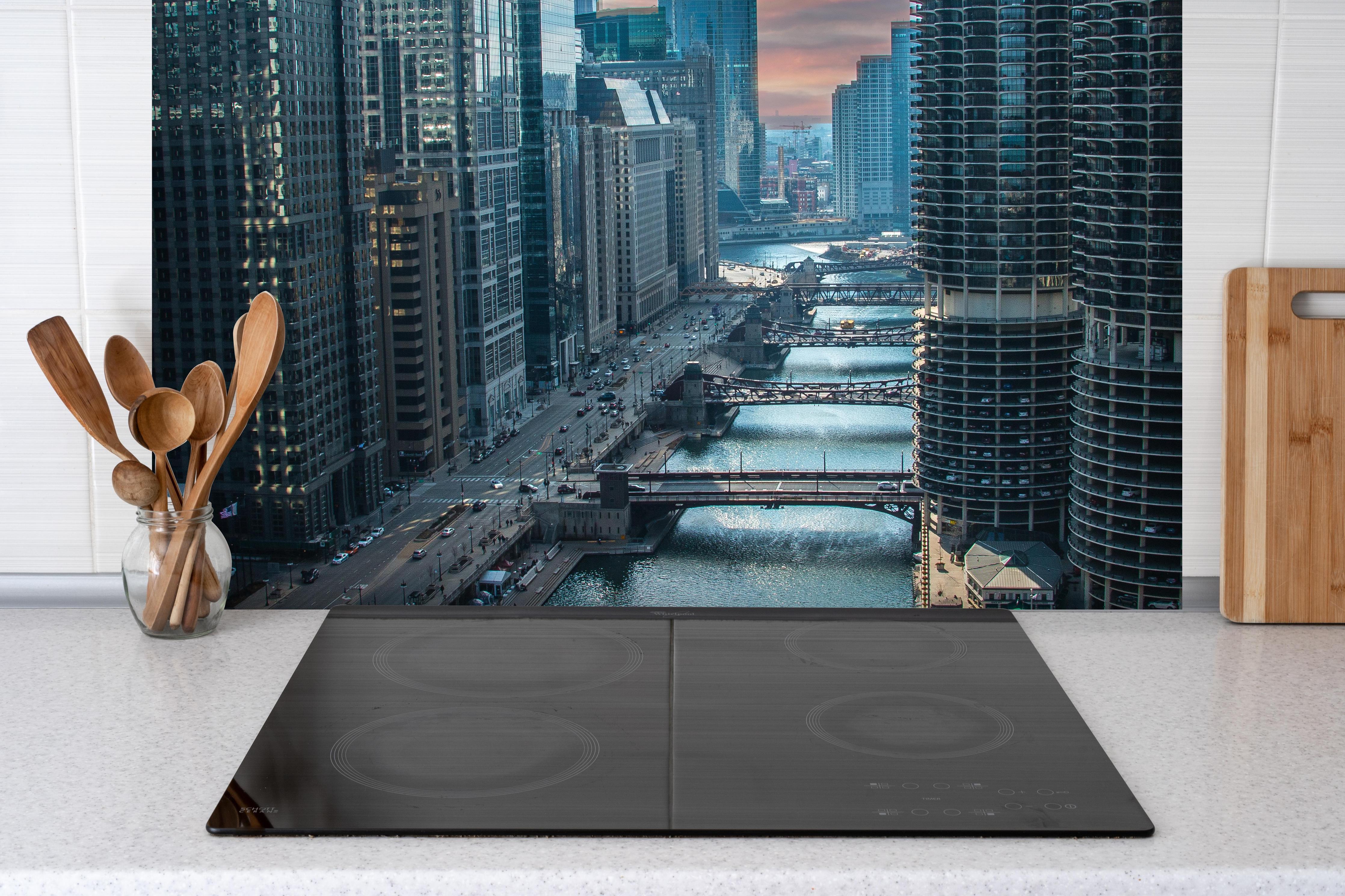 Spritzschutz - Fluss in Chicago Innenstadt hinter einem Cerankochfeld zwischen Holz-Kochutensilien