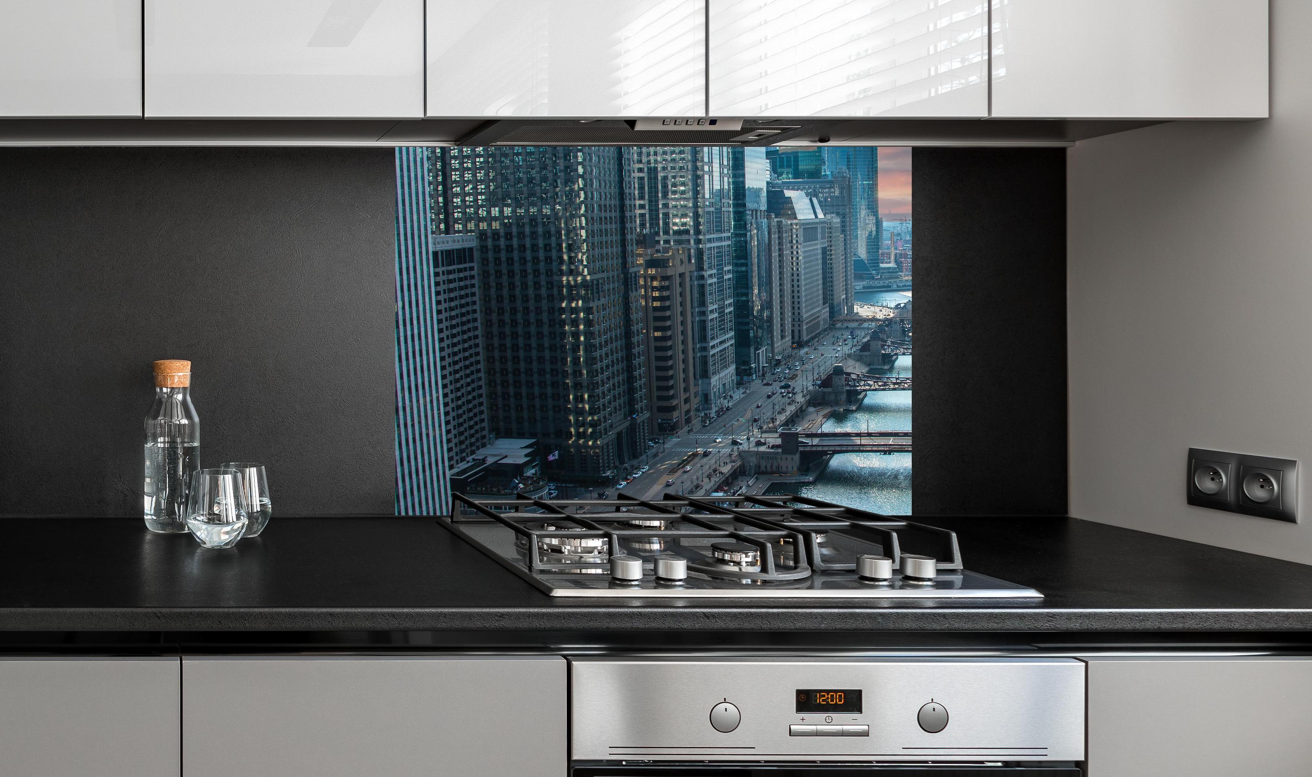 Spritzschutz - Fluss in Chicago Innenstadt an edler Anthrazit-Wand hinter silbernem Gasherd