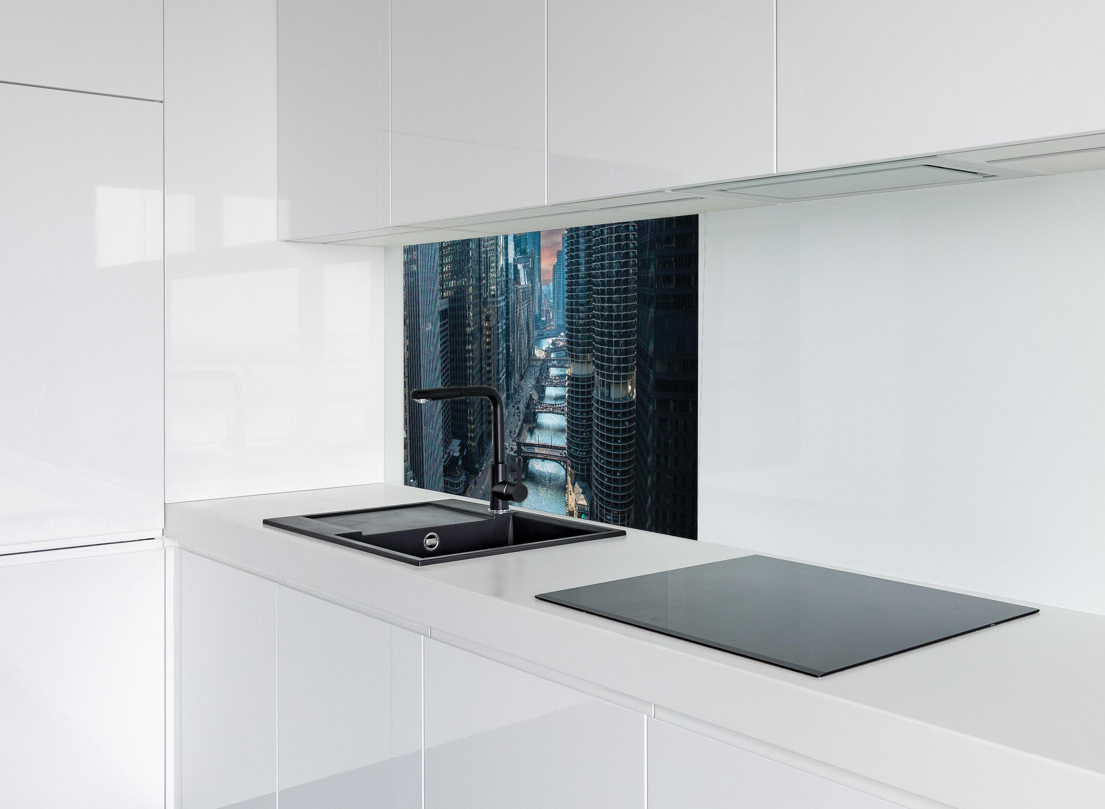 Spritzschutz - Fluss in Chicago Innenstadt hinter modernem schwarz-matten Spülbecken in weißer Hochglanz-Küche