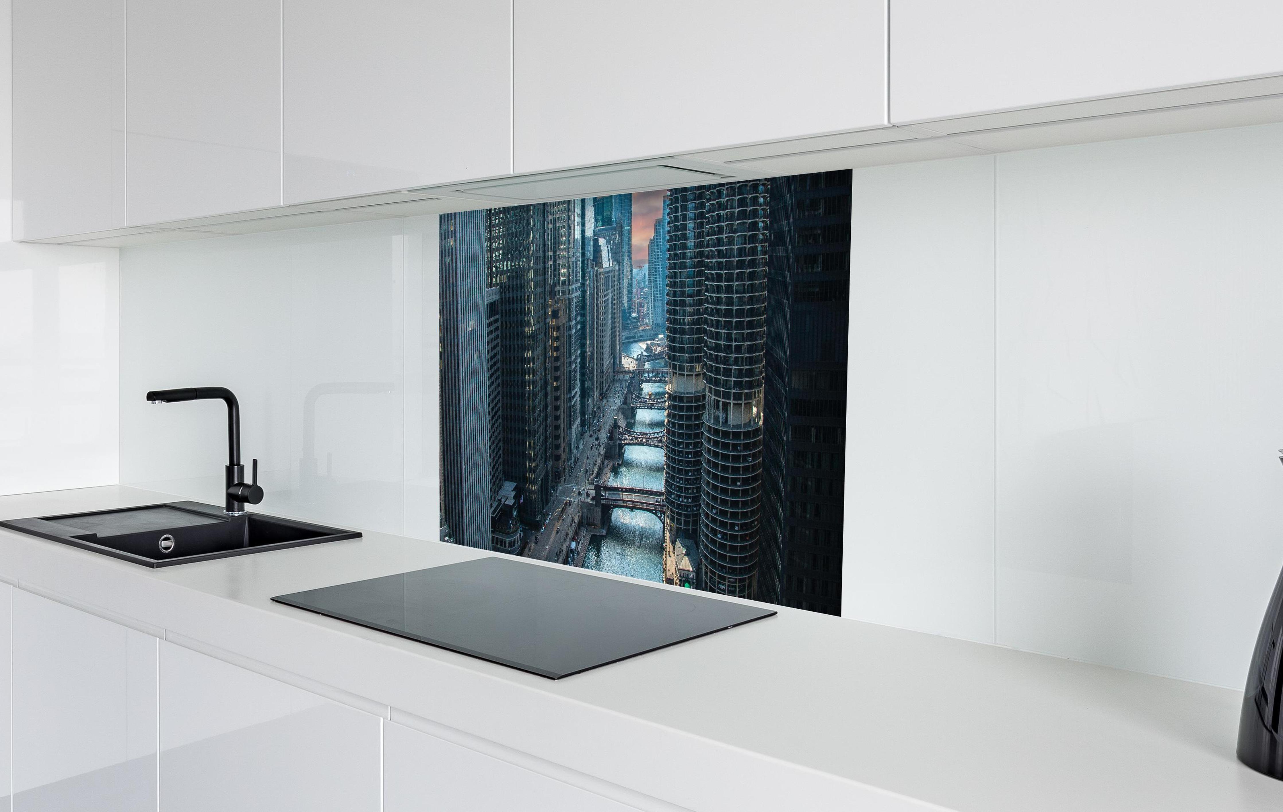 Spritzschutz - Fluss in Chicago Innenstadt in weißer Hochglanz-Küche hinter einem Cerankochfeld