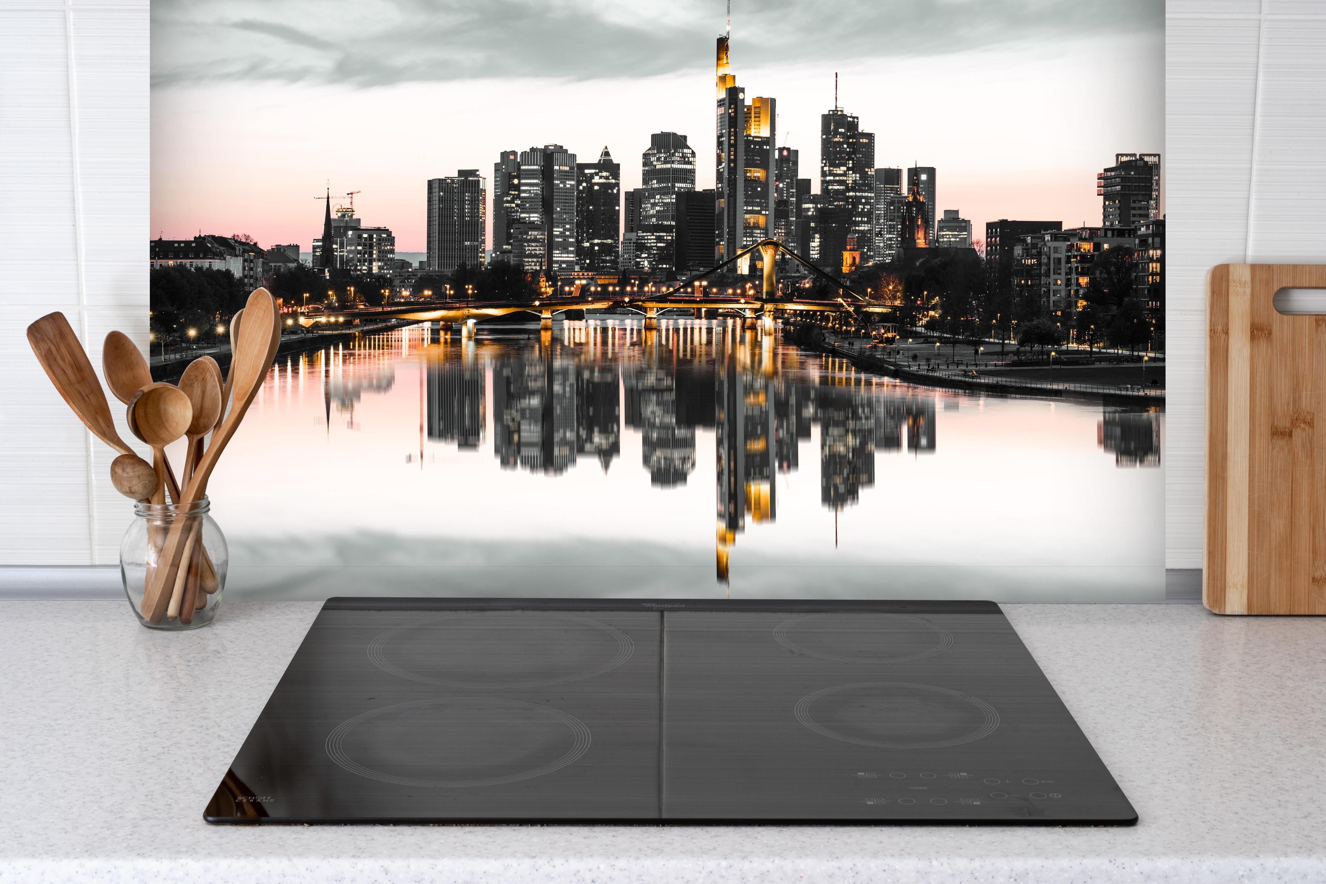 Spritzschutz - Frankfur Skyline Black & White hinter einem Cerankochfeld zwischen Holz-Kochutensilien
