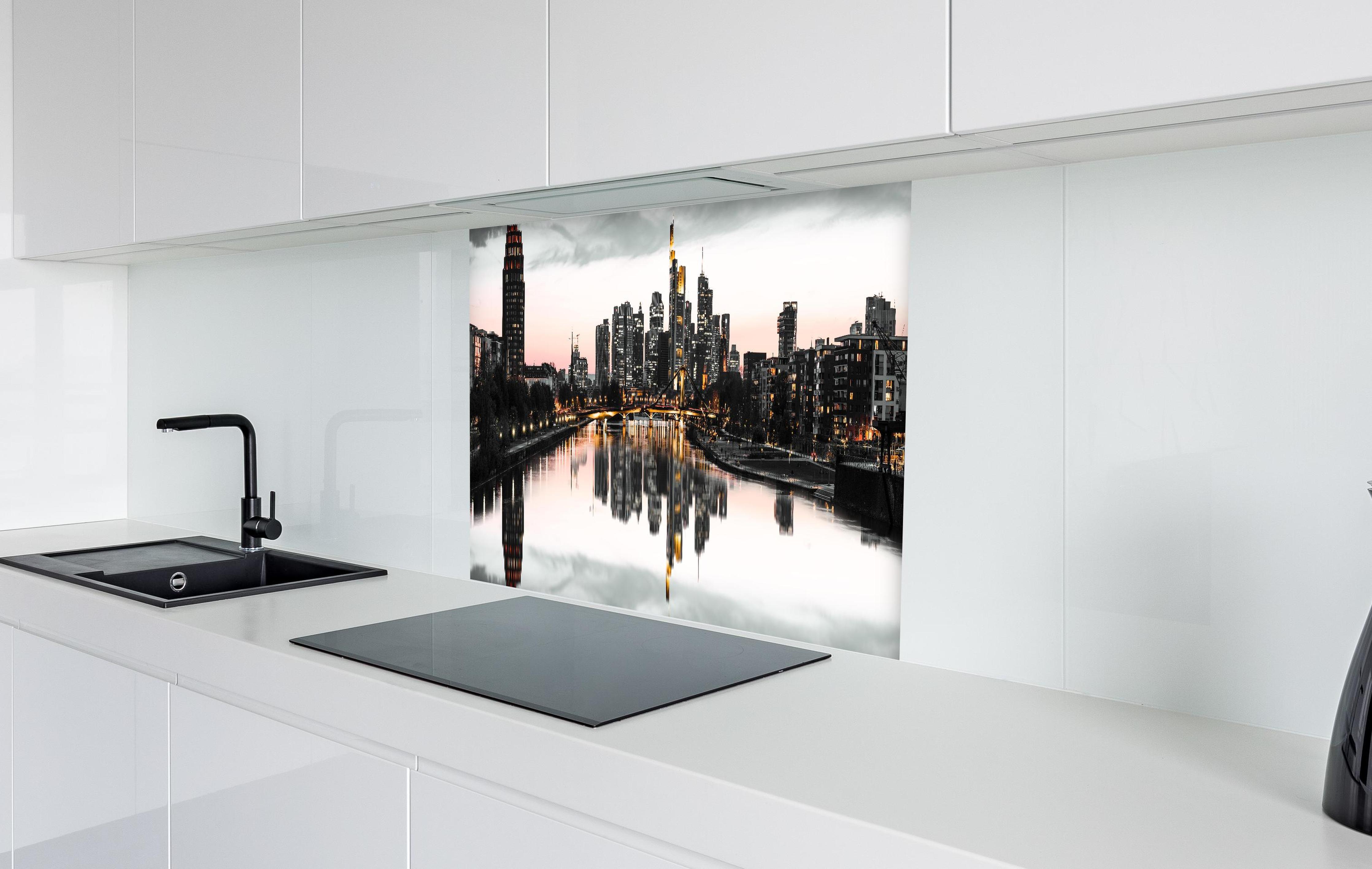 Spritzschutz - Frankfur Skyline Black & White in weißer Hochglanz-Küche hinter einem Cerankochfeld
