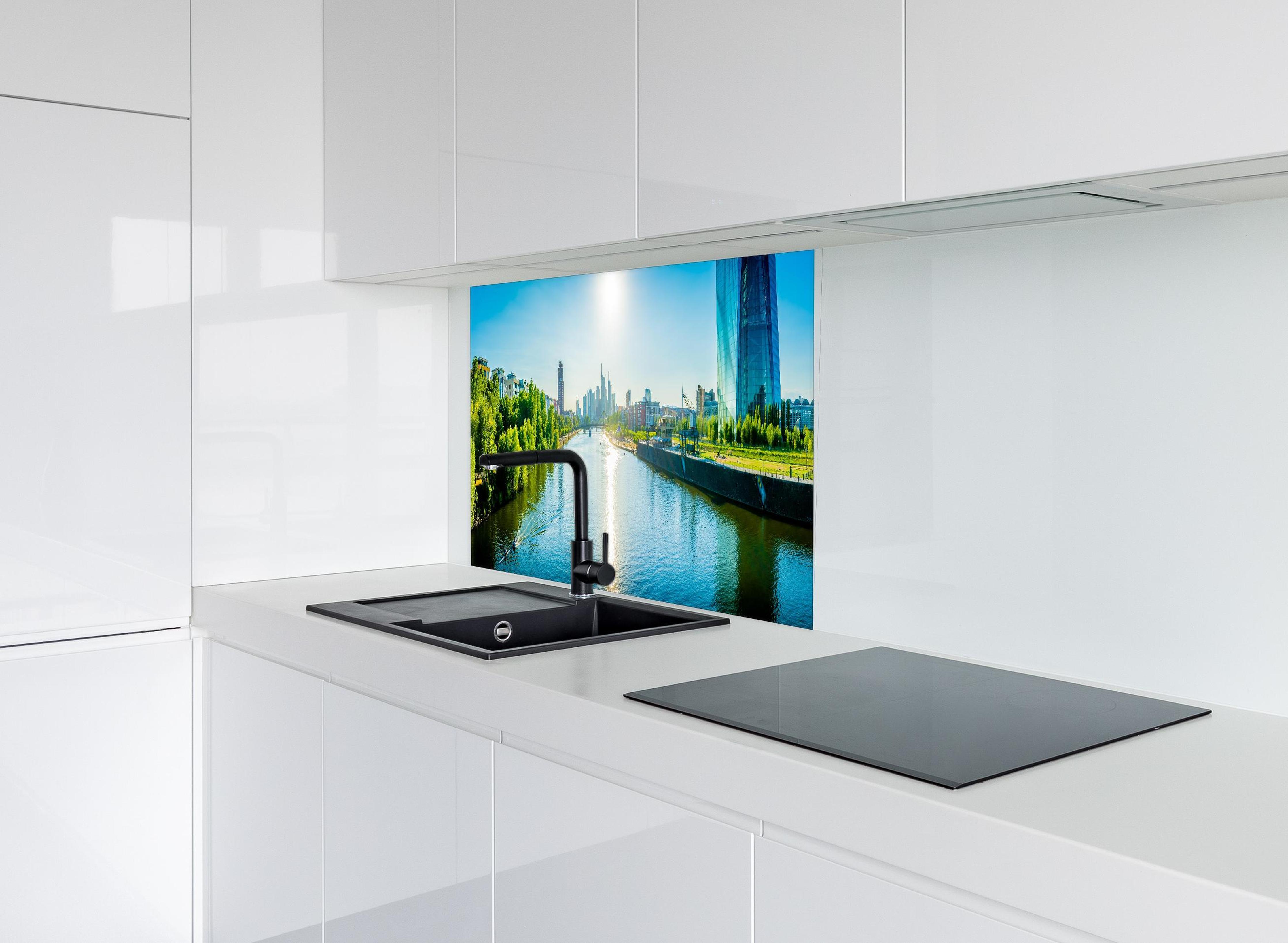 Spritzschutz - Frankfurt EZB bei Tag hinter modernem schwarz-matten Spülbecken in weißer Hochglanz-Küche