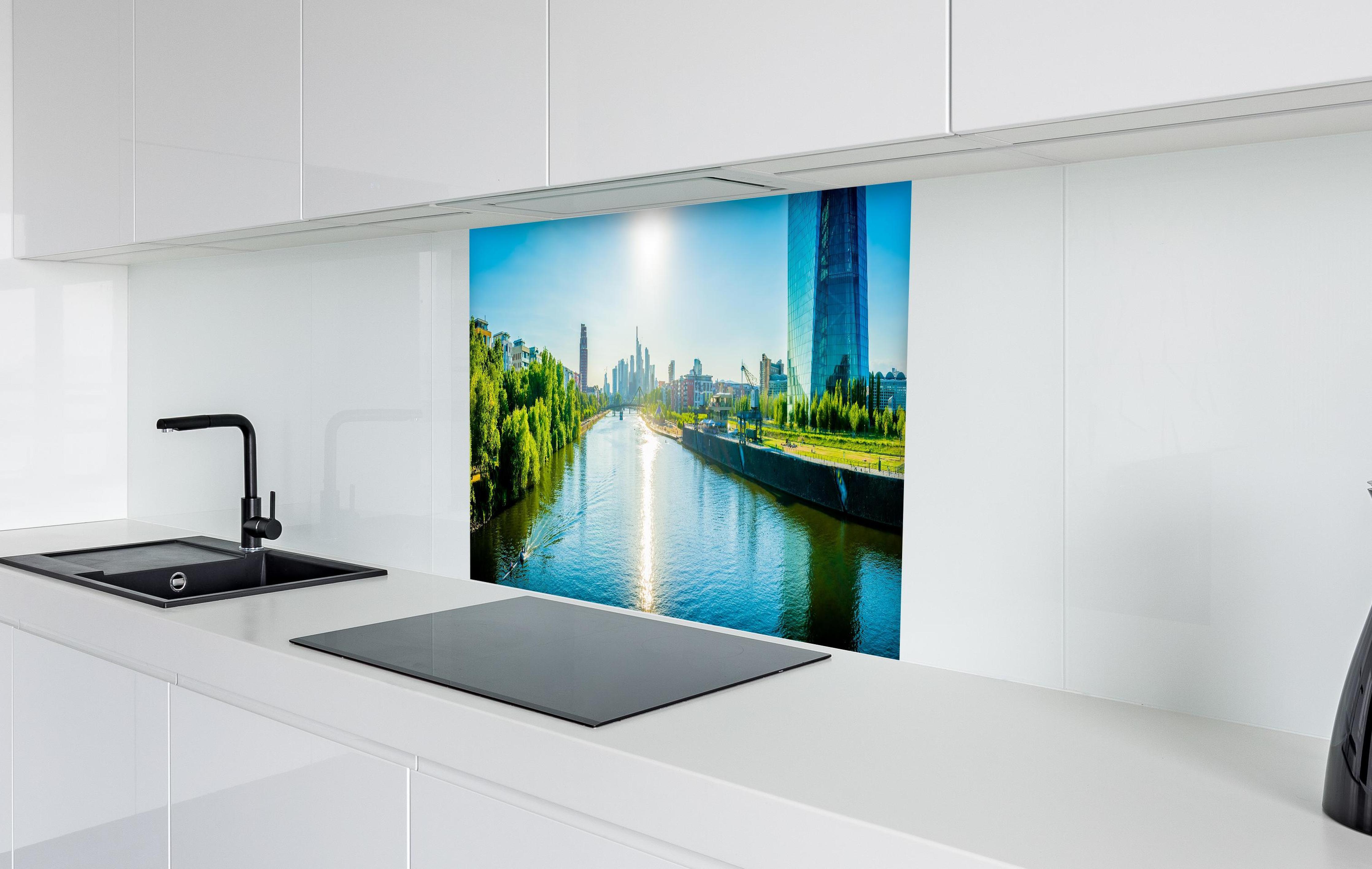 Spritzschutz - Frankfurt EZB bei Tag in weißer Hochglanz-Küche hinter einem Cerankochfeld