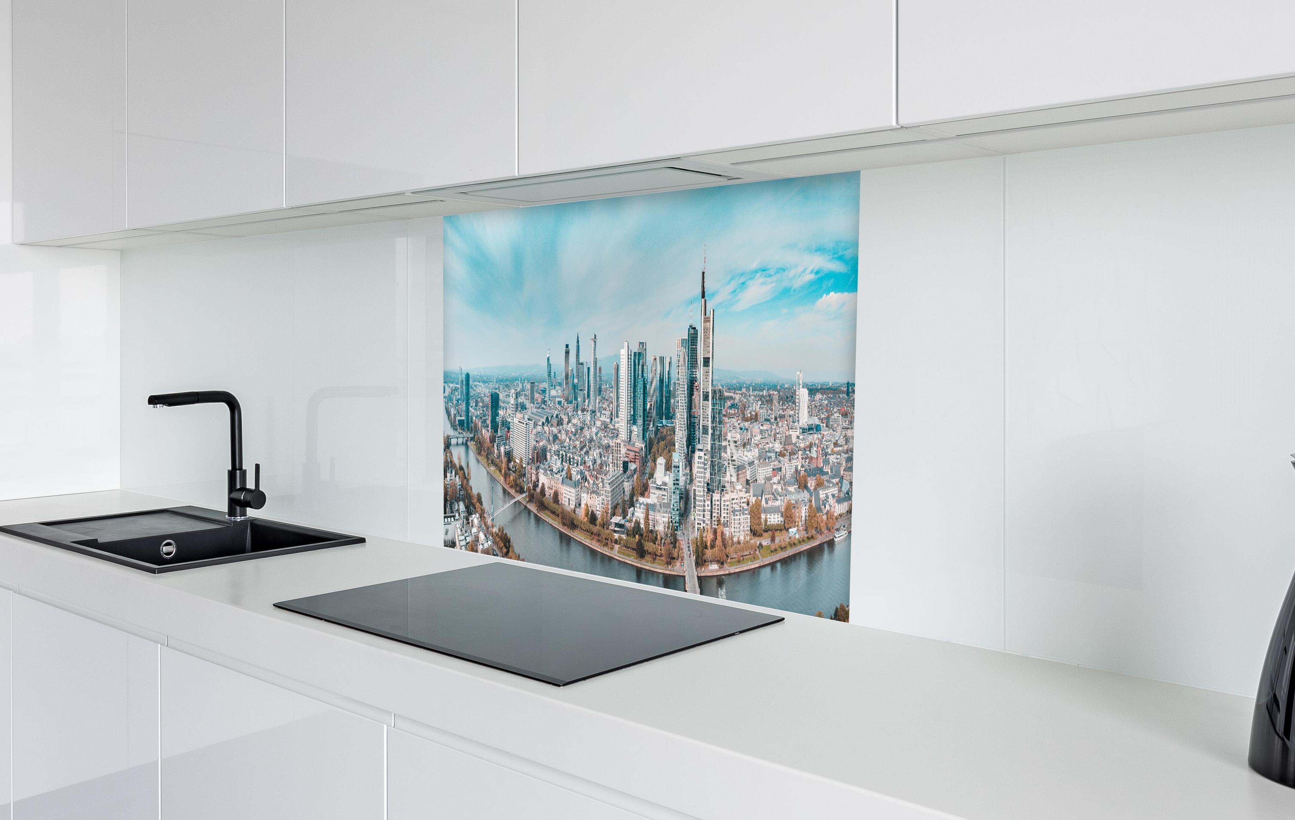 Spritzschutz - Frankfurt Luftaufnahme Panorama in weißer Hochglanz-Küche hinter einem Cerankochfeld