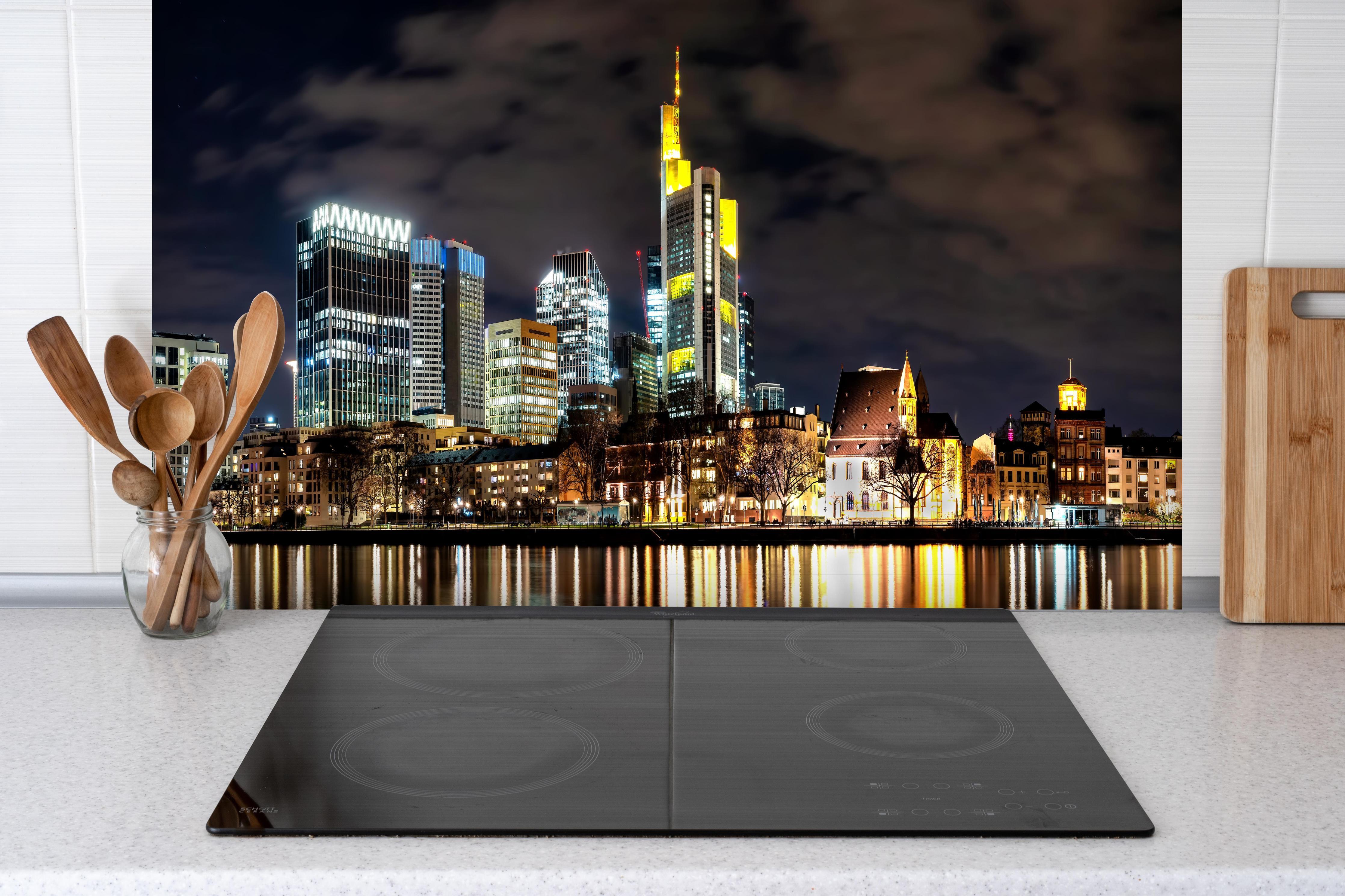 Spritzschutz - Frankfurt Nachtportrait hinter einem Cerankochfeld zwischen Holz-Kochutensilien