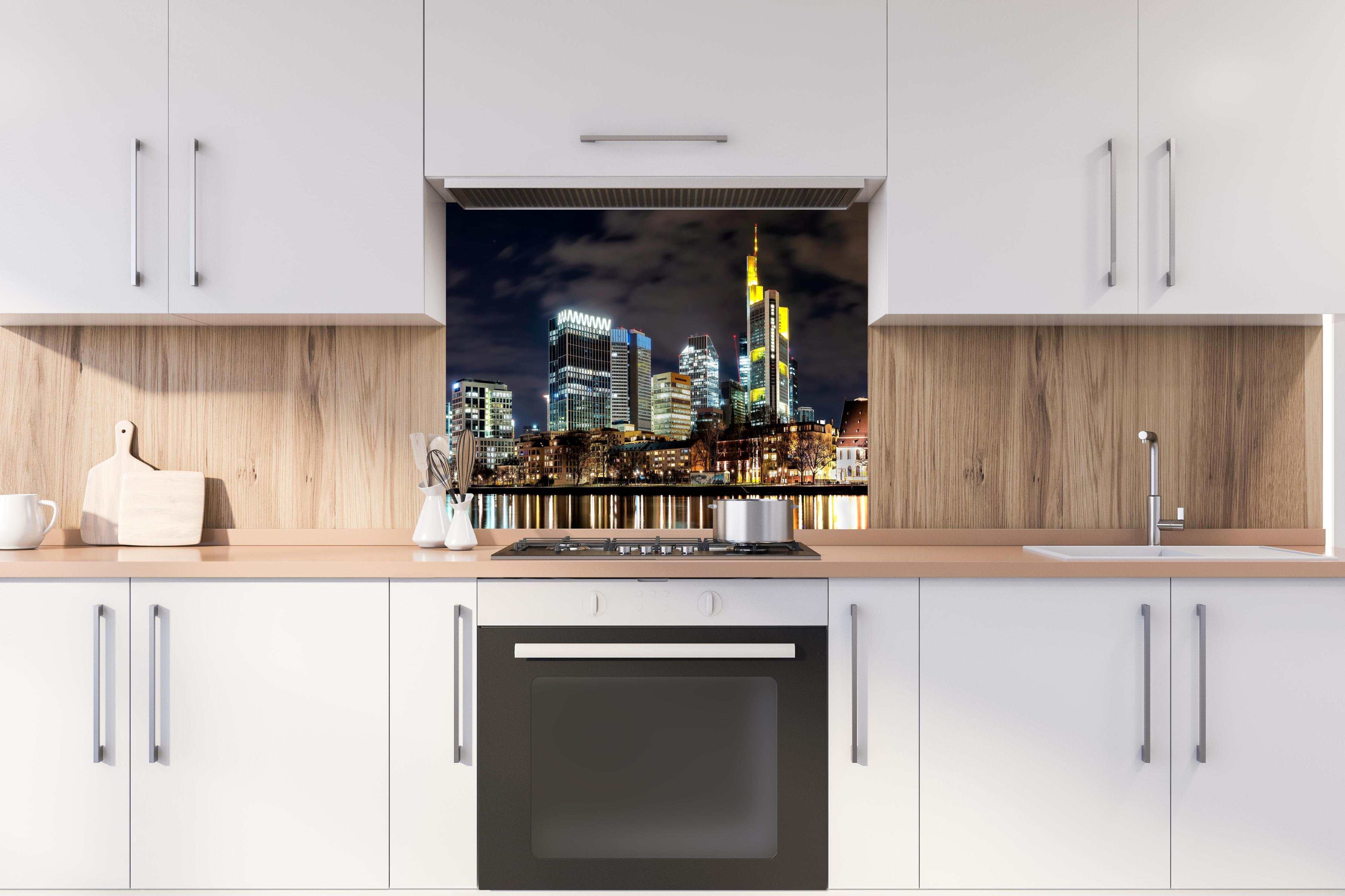 Spritzschutz - Frankfurt Nachtportrait hinter stilvollem Gasherd unter Dunstabzugshaube