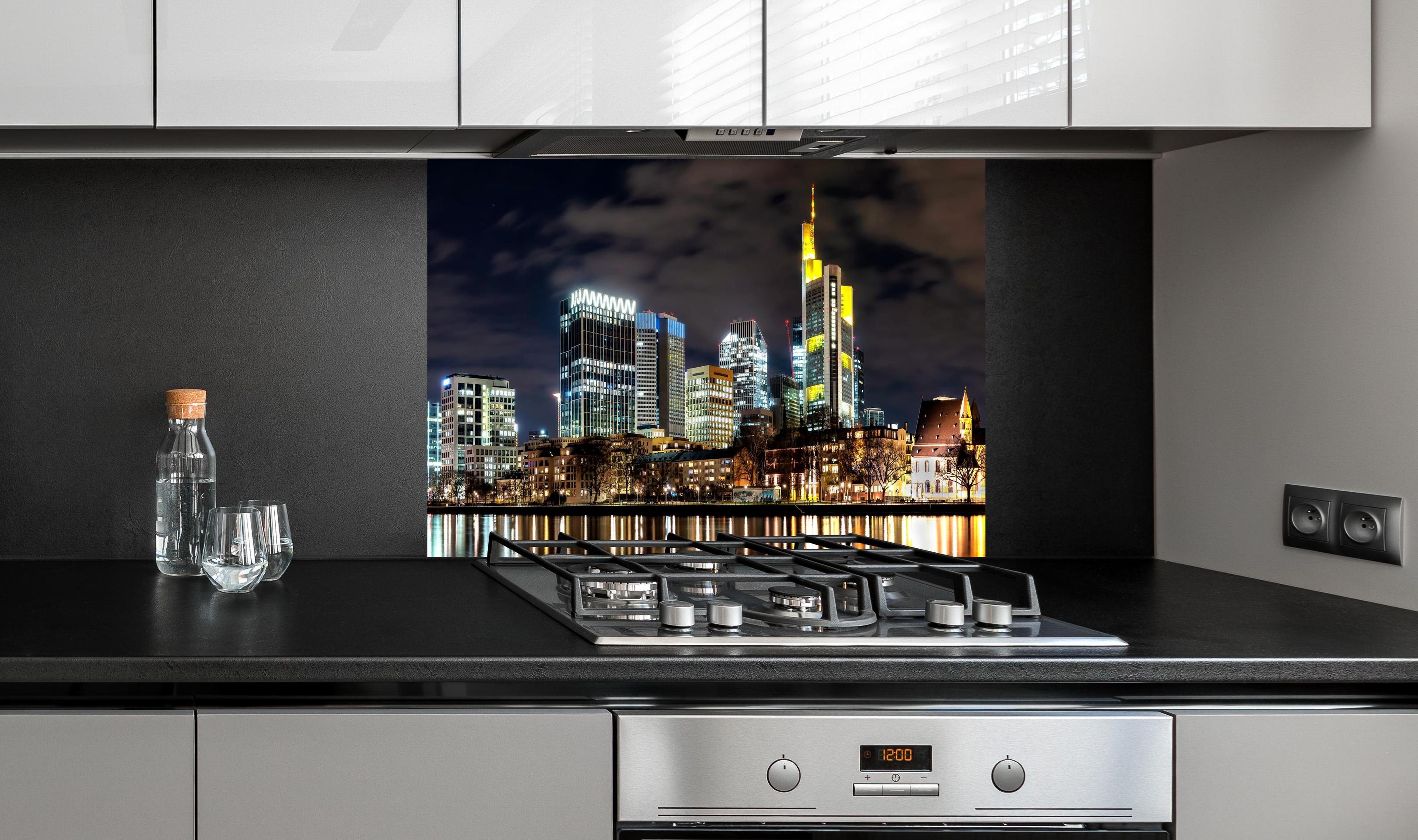 Spritzschutz - Frankfurt Nachtportrait an edler Anthrazit-Wand hinter silbernem Gasherd