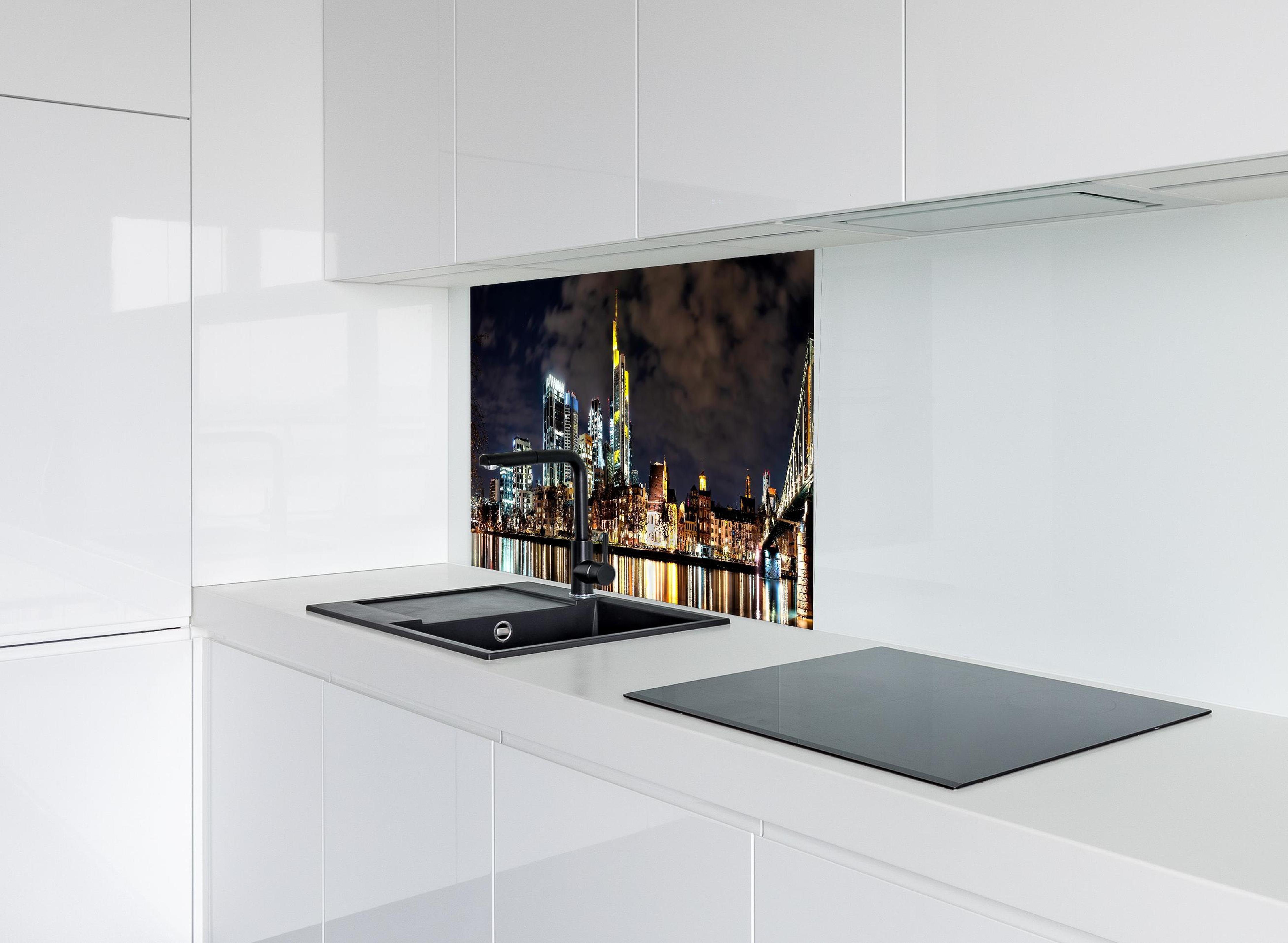 Spritzschutz - Frankfurt Nachtportrait hinter modernem schwarz-matten Spülbecken in weißer Hochglanz-Küche