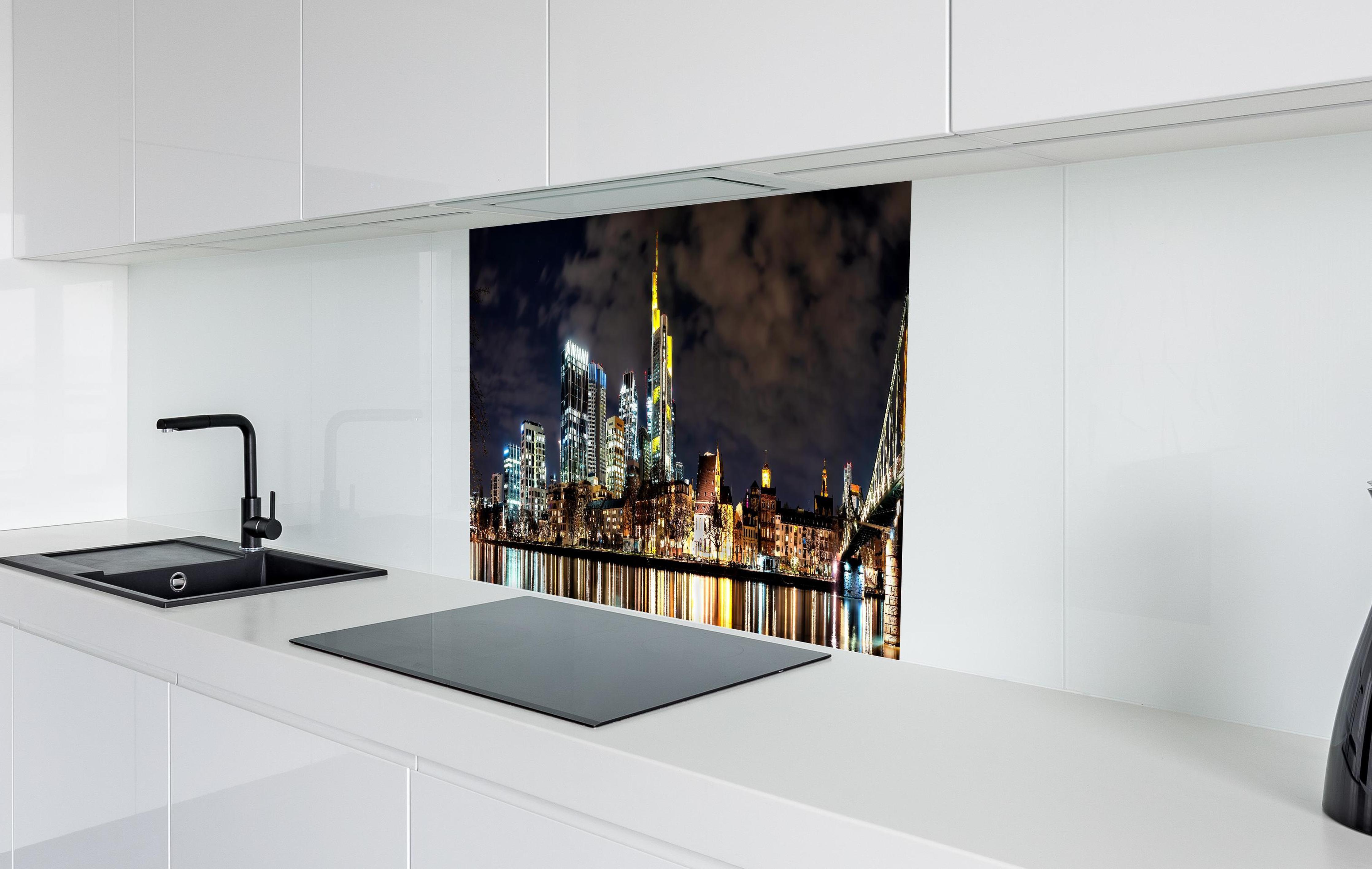 Spritzschutz - Frankfurt Nachtportrait in weißer Hochglanz-Küche hinter einem Cerankochfeld