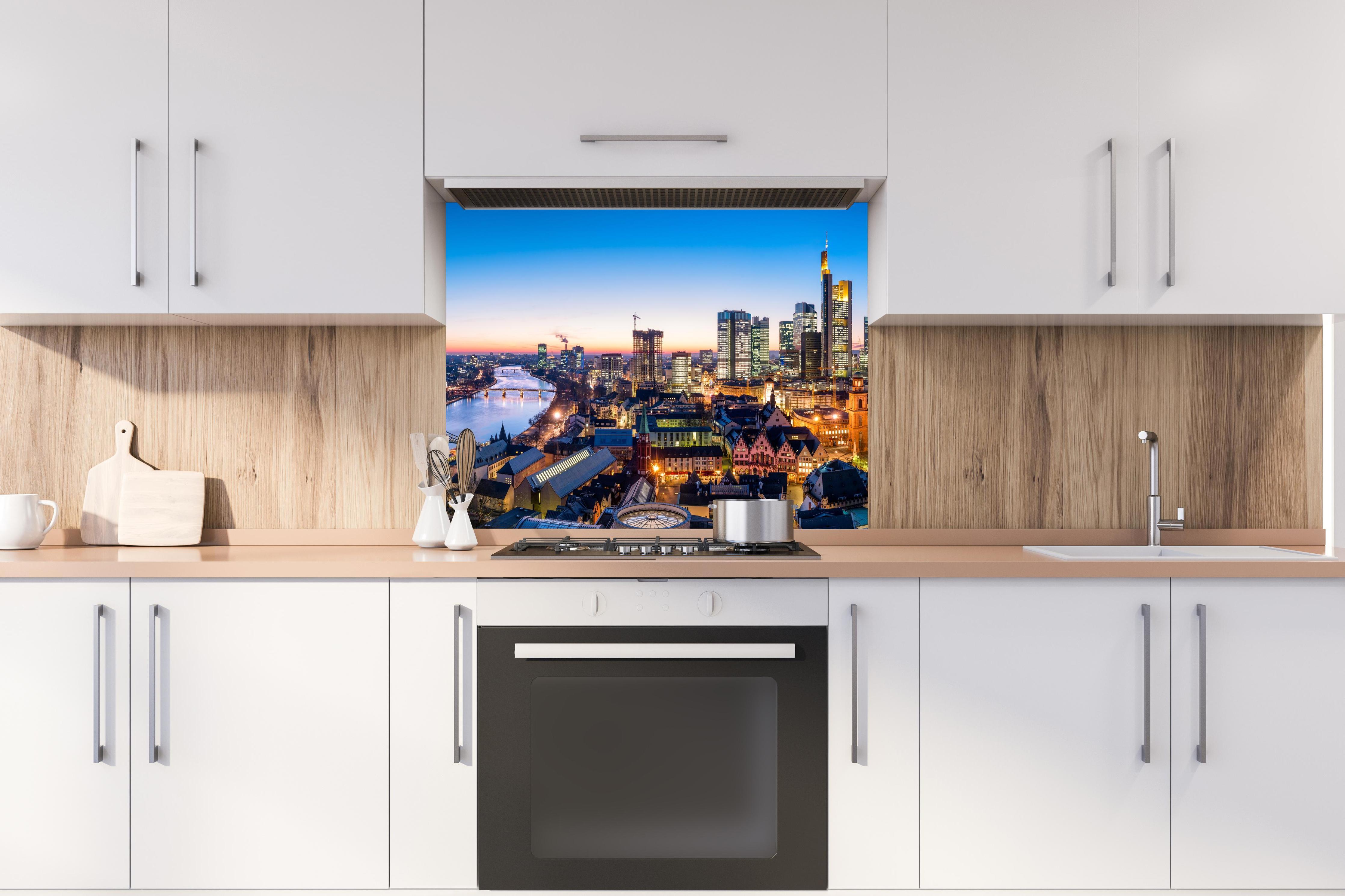Spritzschutz - Frankfurt Skyline Dämmerung 2 hinter stilvollem Gasherd unter Dunstabzugshaube