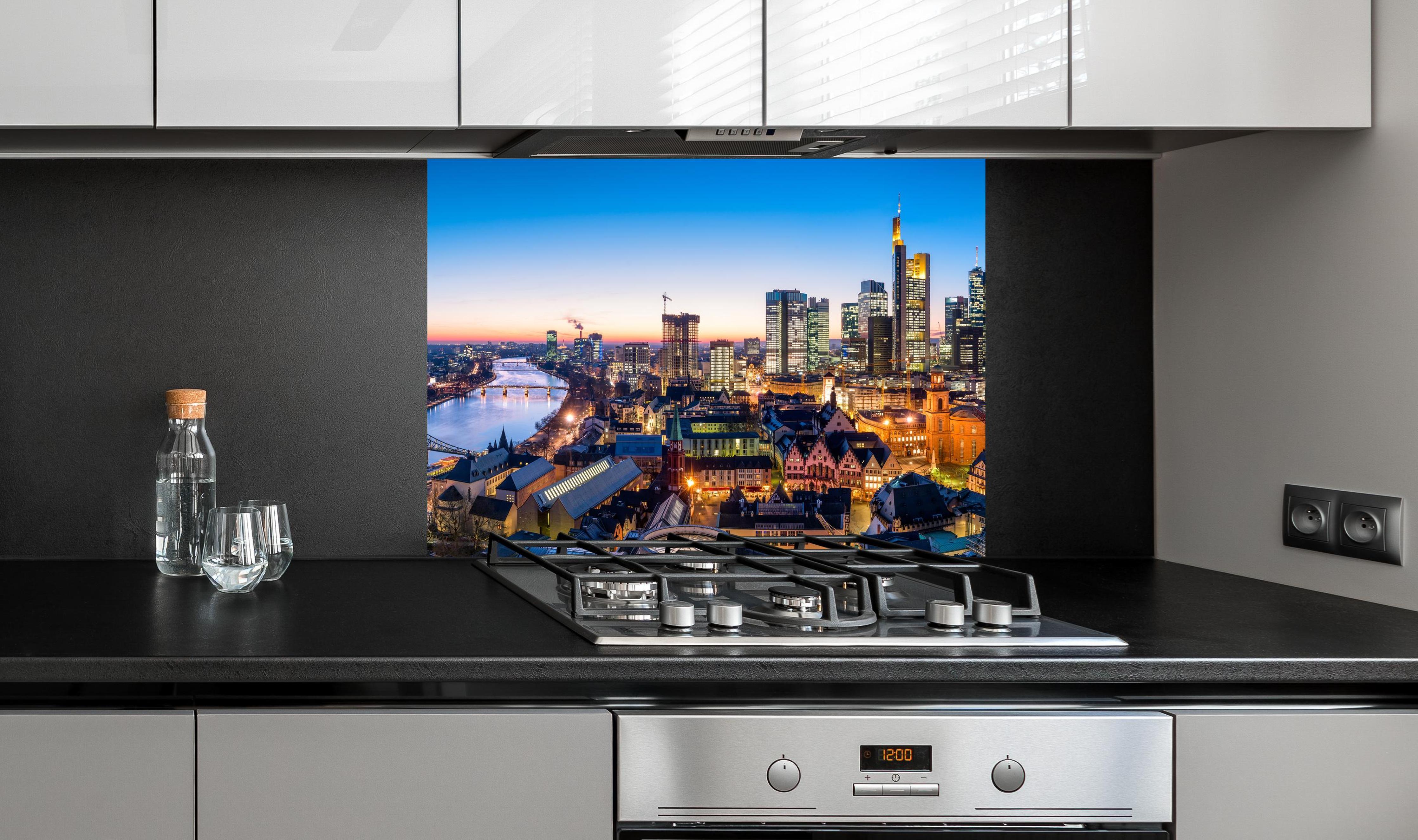 Spritzschutz - Frankfurt Skyline Dämmerung 2 an edler Anthrazit-Wand hinter silbernem Gasherd