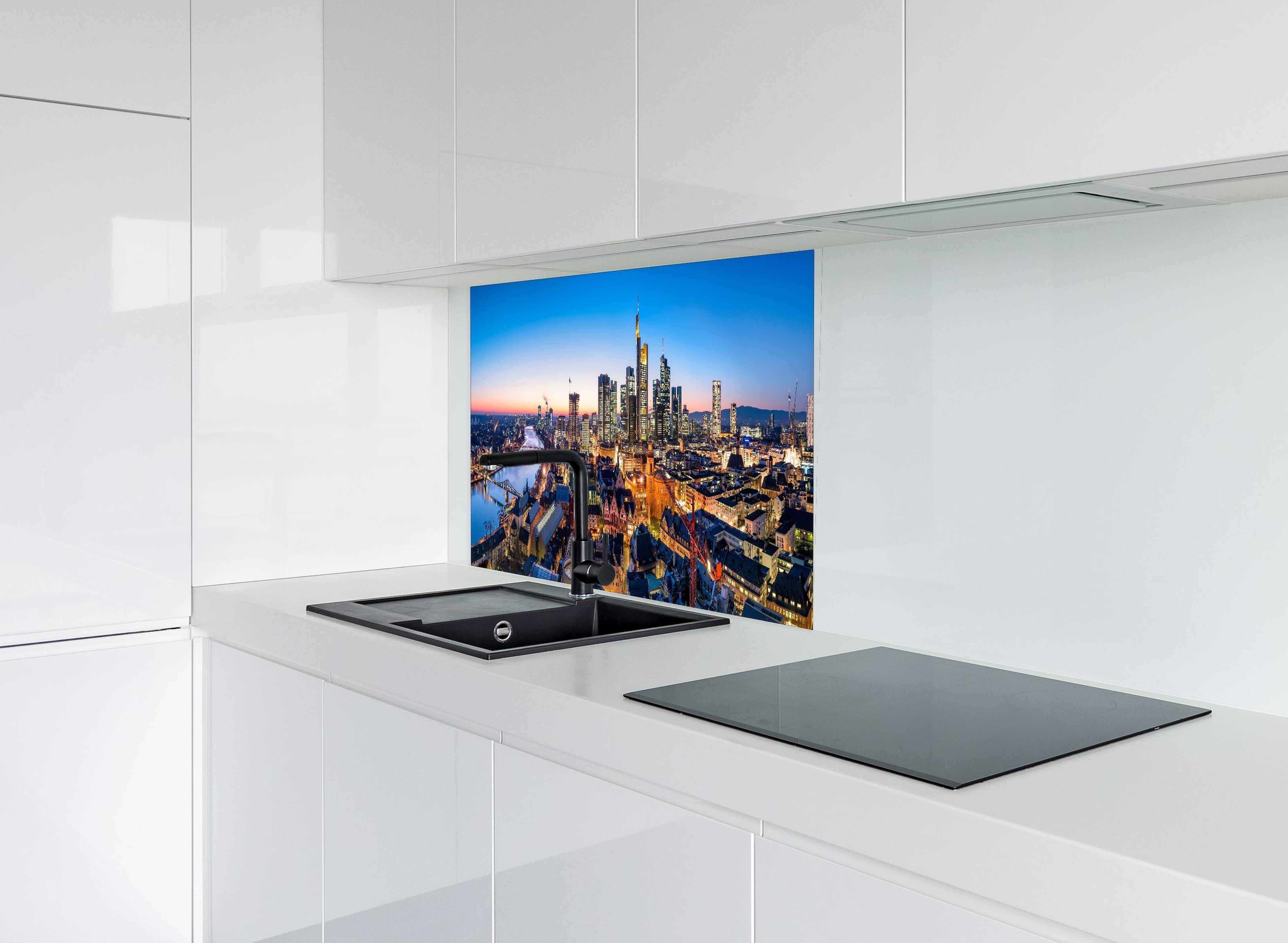 Spritzschutz - Frankfurt Skyline Dämmerung 2 hinter modernem schwarz-matten Spülbecken in weißer Hochglanz-Küche