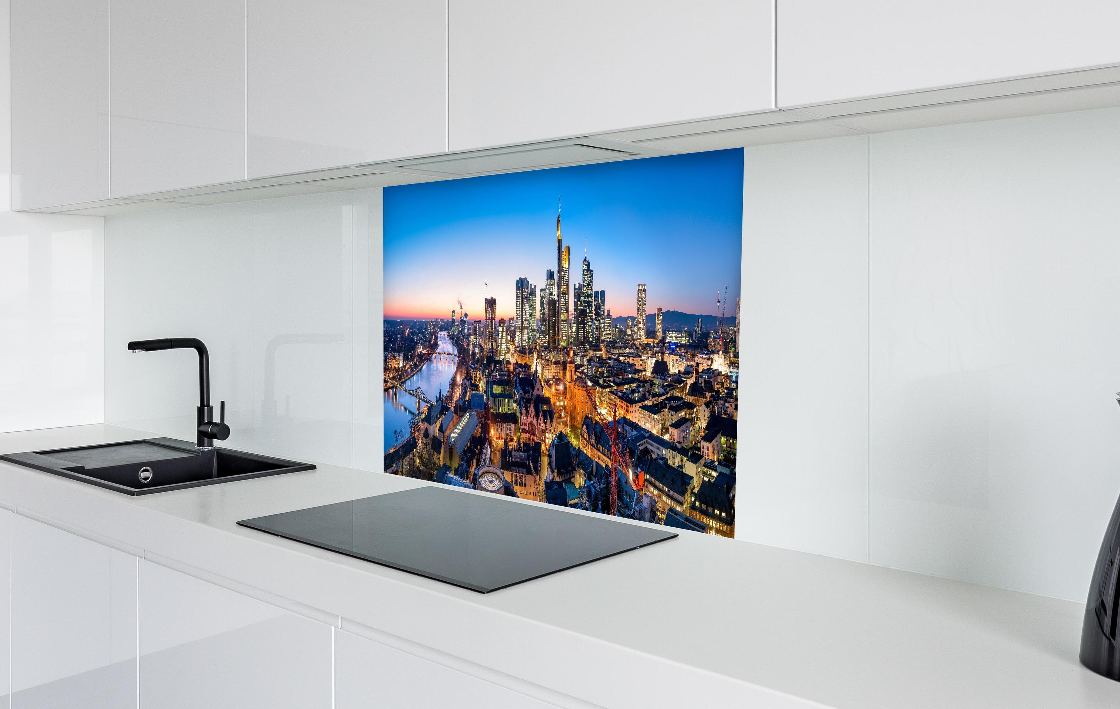 Spritzschutz - Frankfurt Skyline Dämmerung 2 in weißer Hochglanz-Küche hinter einem Cerankochfeld