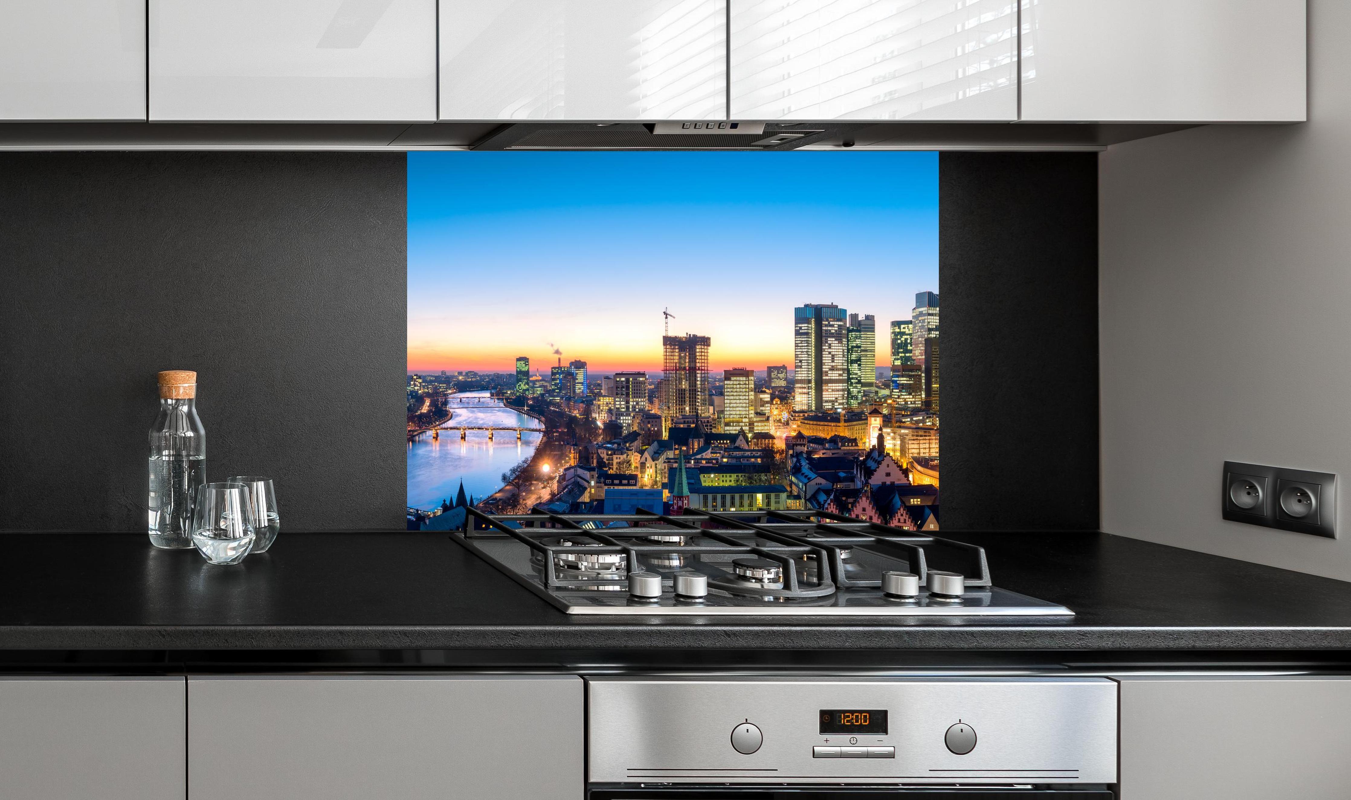 Spritzschutz - Frankfurt Skyline Dämmerung an edler Anthrazit-Wand hinter silbernem Gasherd