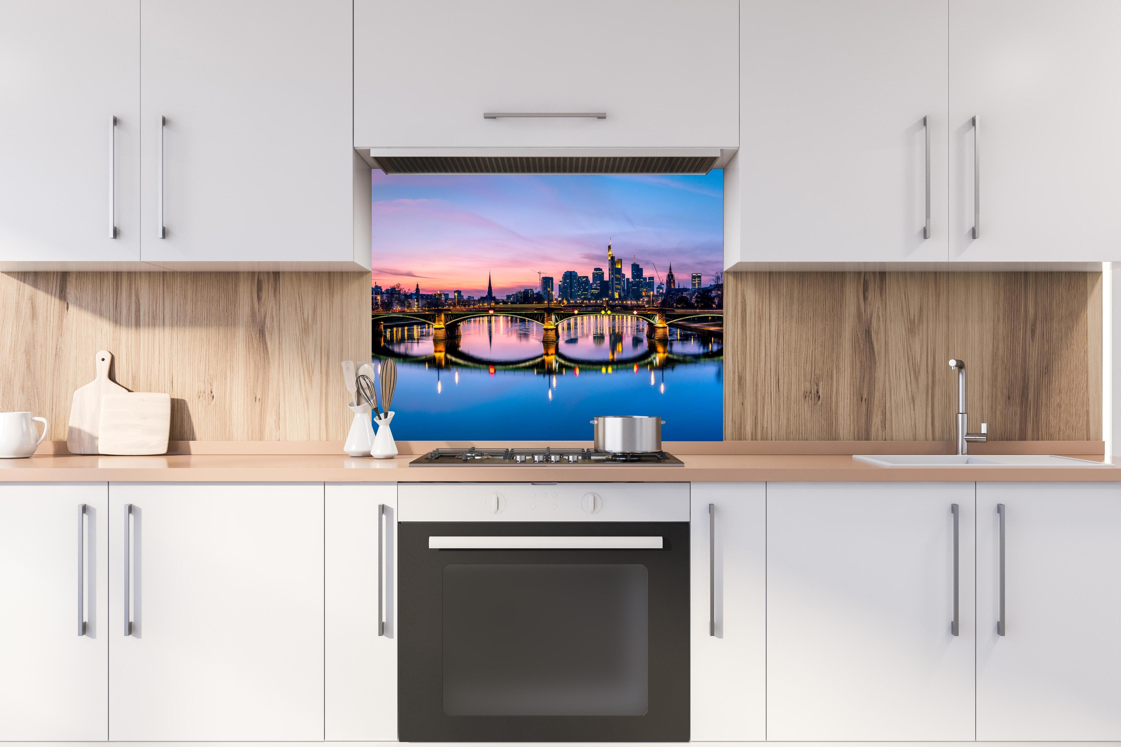 Spritzschutz - Frankfurt Skyline Wasserspsiegelung hinter stilvollem Gasherd unter Dunstabzugshaube